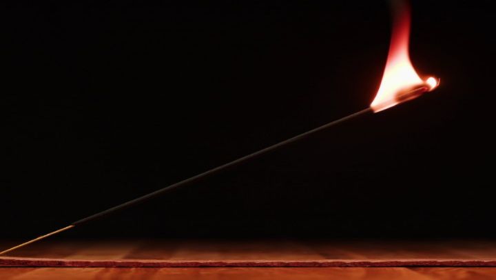 🍎✨ Hari Darshan Elmalı & Tarçınlı Çubuk Tütsü ✨🍂
Sıcak ve Tatlı Bir Dokunuş
Evinize sonbahar esintisi gibi sıcak, davetkâr ve samimi bir atmosfer katmak ister misiniz? 🍁
Günün yorgunluğunu atmak, ruh halinizi tazelemek ya da mutfağınızdan yayılan taze pişmiş tatlı kokusunu andıran bir aroma arıyorsanız, doğru yerdesiniz.
Hari Darshan Elma & Tarçın Çubuk Tütsü, elmanın taze ve hafif tatlı notalarını, tarçının baharatlı sıcaklığıyla buluşturarak yaşam alanınıza huzur, keyif ve sıcaklık getirir. 🕯️🍎✨
Evde hem enerjiyi yükseltmek hem de mis gibi bir ambiyans oluşturmak için ideal.
Deneyin, farkı hissedin! ❤️🍂
#tütsü #incense #haridarshan #elmalıtütsü #tarçınlütütsü #evdekohesi #aromaterapi #meditasyon #pozitifyaşam #evdeambiyans #kokuterapi #sonbaharkokusu #homefragrance