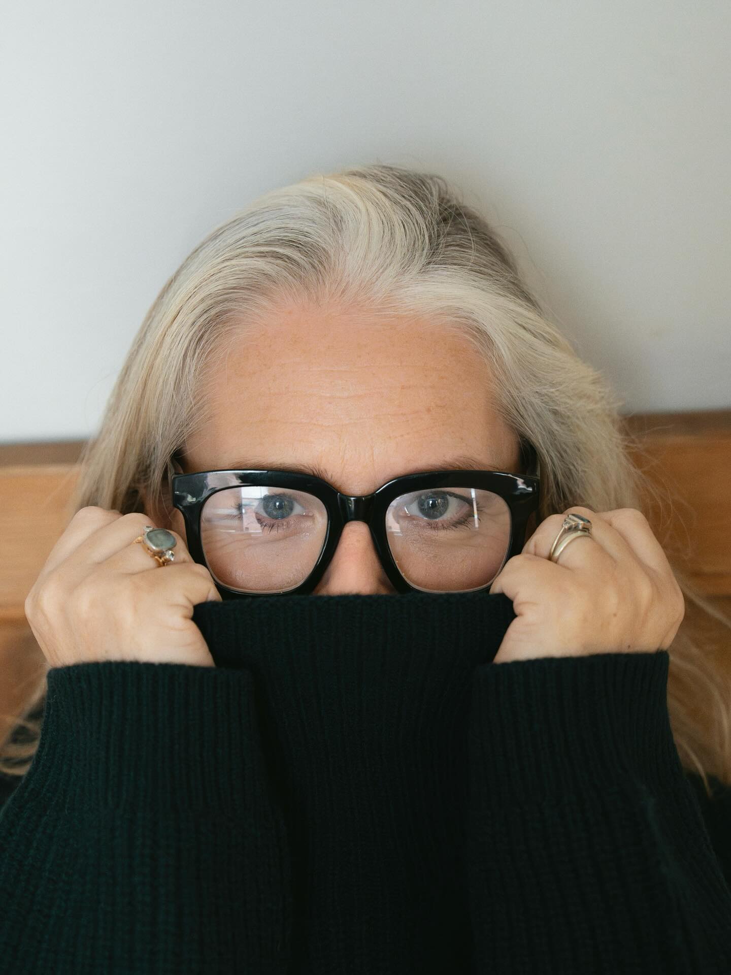 Introducing @sampooleystride the founder of @swanhillstudios. We are a not-for-profit gallery and studio in Shrewsbury.
Before establishing Swan Hill, Sam worked in London’s advertising industry for over a decade, co-founding Cream, the graduate exhibition, and the Saatchi & Saatchi Book Club. She later led the careers department at NABS, supporting emerging creative talent.
After relocating to Shrewsbury, Sam studied Fine Art at Birmingham School of Art (graduating in 2013) and founded Compost Kids Art School, which ran for six years. At Swan Hill, she now curates exhibitions, leads The Circle artist community, and continues her own painting practice.
Sam’s work focuses on texture, colour and gesture. This year she has shown in group shows Forage and All Roads Lead to Mother at Swan Hill. Her new solo exhibition Tell Me What To Do, is now open at @insidejigsaw in Shrewsburys town square.
📸 @nanamazharova
Jumper @insidejigsaw