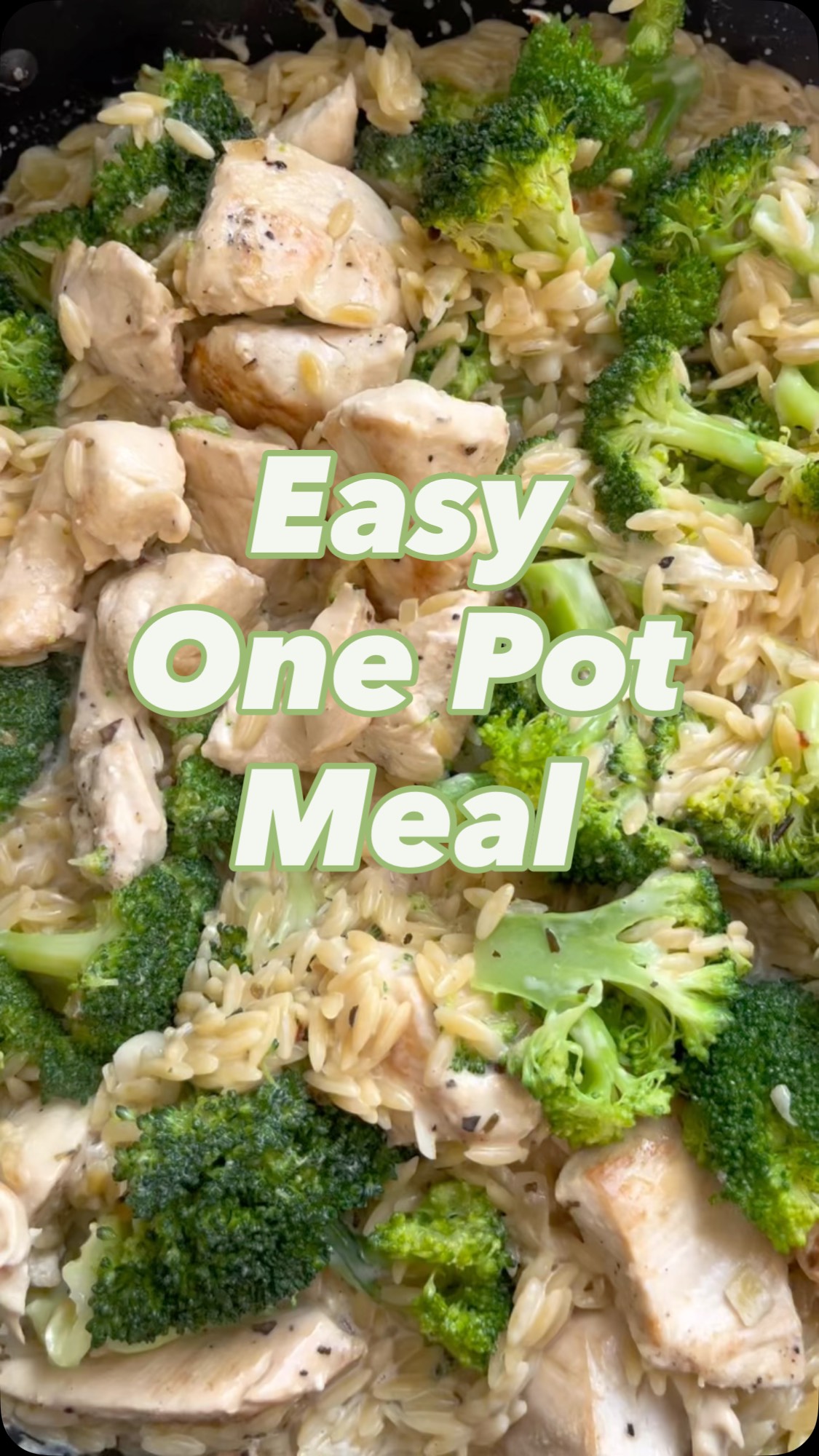 Recipe deets
4 chicken breasts (pre seasoned with onion and garlic powder, salt and pepper)
2 heads broccoli
4 cups (ish) stock
2 cups shredded mozzarella
1/2 cup shredded parm
1 cup cream
1 tbsp dried basil
1 tbsp Italian seasoning
1 tsp dried red pepper flakes
Start by cooking the chicken in a pan over medium-high heat
Remove chicken and add 2 tbsp olive oil along with garlic and onion
Cook for 4-5 mins
Add orzo and broth and broccoli on top, put the lid on and turn the heat up to high
Once the broccoli turns a bright green colour, remover the broccoli and allow the orzo to finish cooking
Once orzo is al dente add cream and cheese
Cook for 2 more minutes then add back in the chicken and broccoli
Serves 4-6
Took me about 30 minutes total
Enjoy!
#dietitiansofinstagram #dietitianrecipes #highproteinmeals #healthydinnerideas