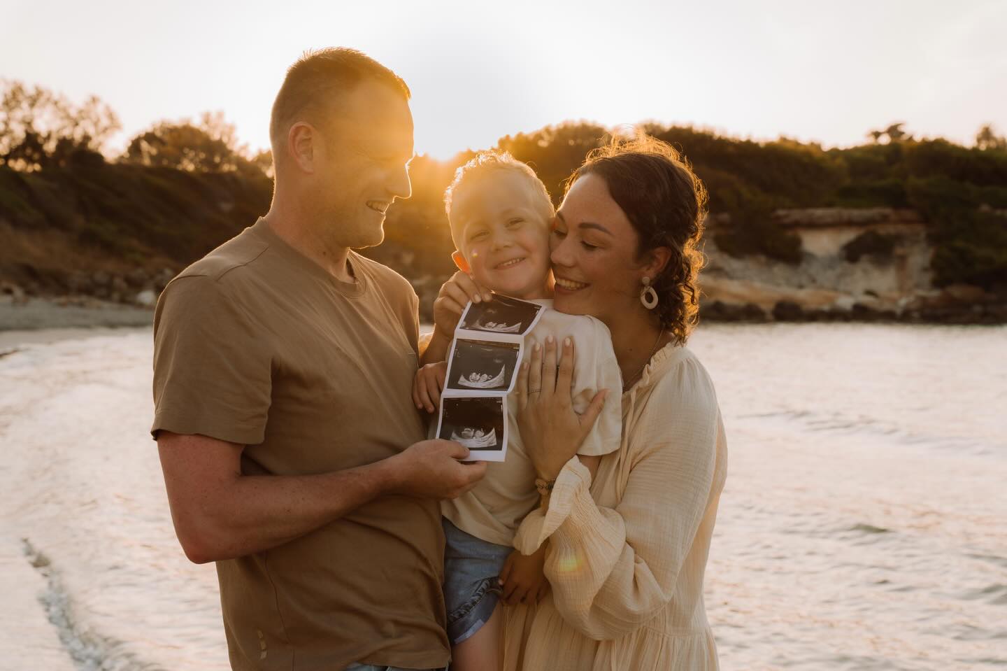 Afgelopen zomer mocht ik dit mooie gezin vastleggen tijdens onze vakantie op Mallorca. En ze hadden wat leuks te vertellen 😍
Wil jij ook graag foto’s van jullie zwangerschapsaankondiging? Ik denk graag met jullie mee voor een origineel idee 🥰