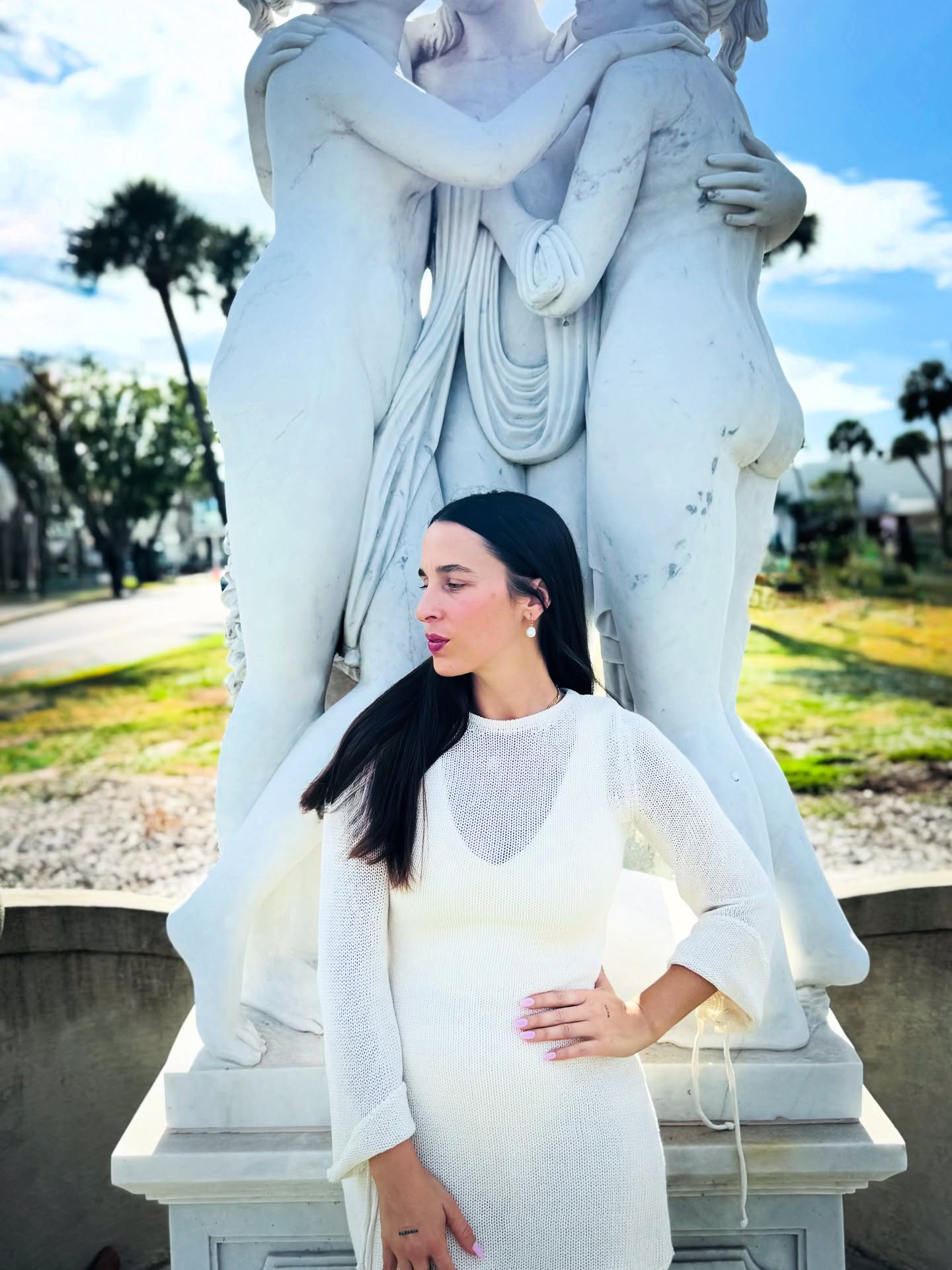 Cada día lo veo con mayor lucidez: Dios a veces nos deja ver lo atroz para despertarnos y recordarnos que estamos llamados a ser guardianes de Su Reino en la tierra.
A construir una comunidad fundada en el amor, la misericordia y la resurrección, capaz de ablandar incluso los corazones más duros.
Volver a Dios me trajo discernimiento. Cuando la base espiritual se corrompe por el dolor o el trauma, creemos que podemos edificar nuevas vidas sobre ese suelo herido.
Pero con el tiempo he aprendido que lo que no está cimentado en Dios no permanece. Solo en Él somos de verdad.
#Fe #Discernimiento #womanhoodredeemed #tocreateistobecome