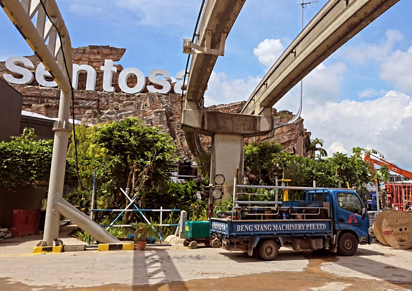 A Beautiful sunny 🌞 day to be at one of the most beautiful spot on this little red dot.
#bsforklift
#sentosa
#forkliftrental