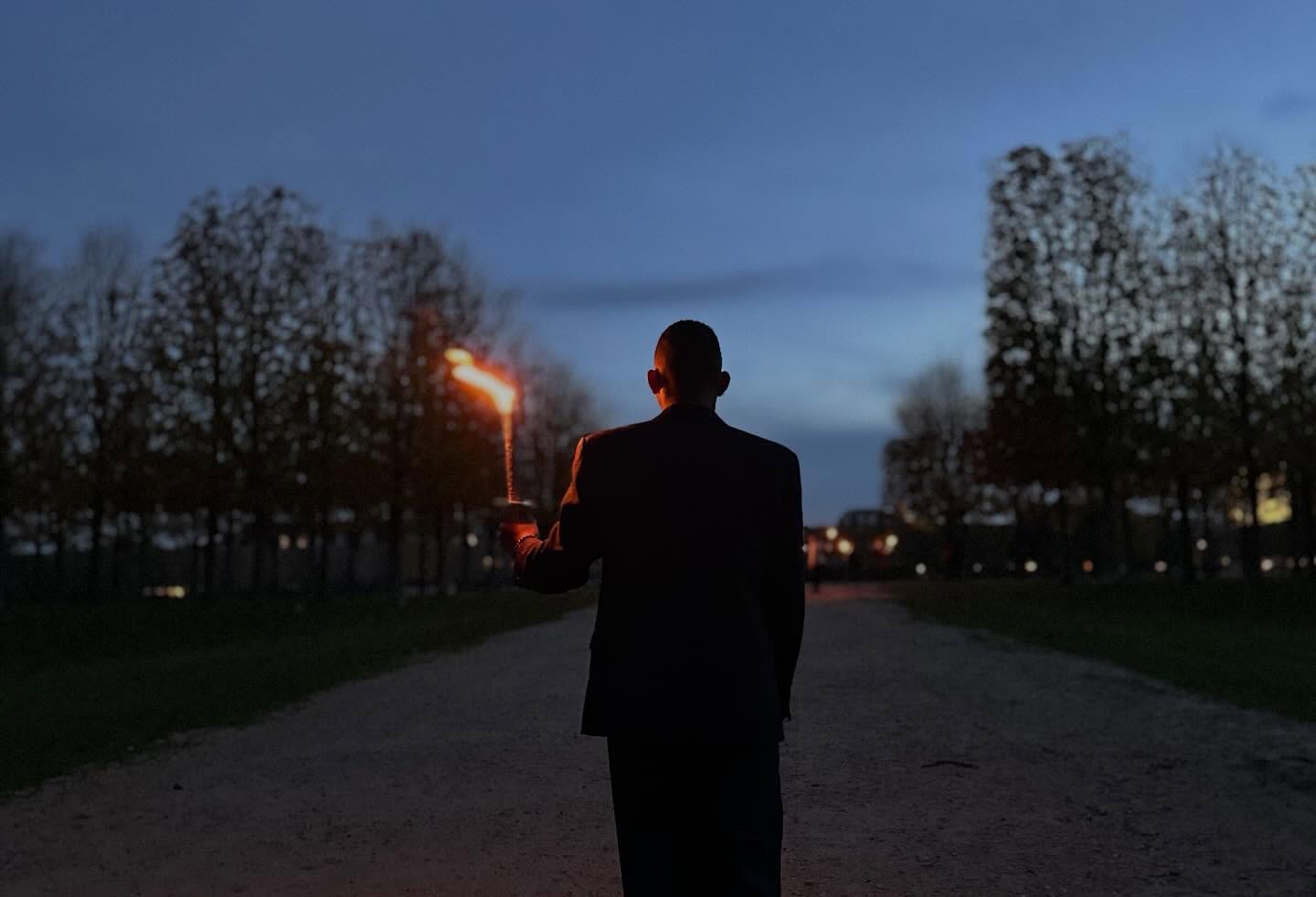 En ce 11 novembre, je porte avec fierté la flamme qui brille toujours, symbole du souvenir de nos morts et de leur courage.
Au monument aux morts de Saint-Germain-en-Laye, je pense à tous ces Hommes d’hier, partis loin de leurs foyers, le cœur serré mais le regard tourné vers l’espérance.
Ce flambeau, je le tiens comme on tient une promesse, celle de ne jamais oublier leur sacrifice et de garder toujours espoir pour mon pays. 🇫🇷