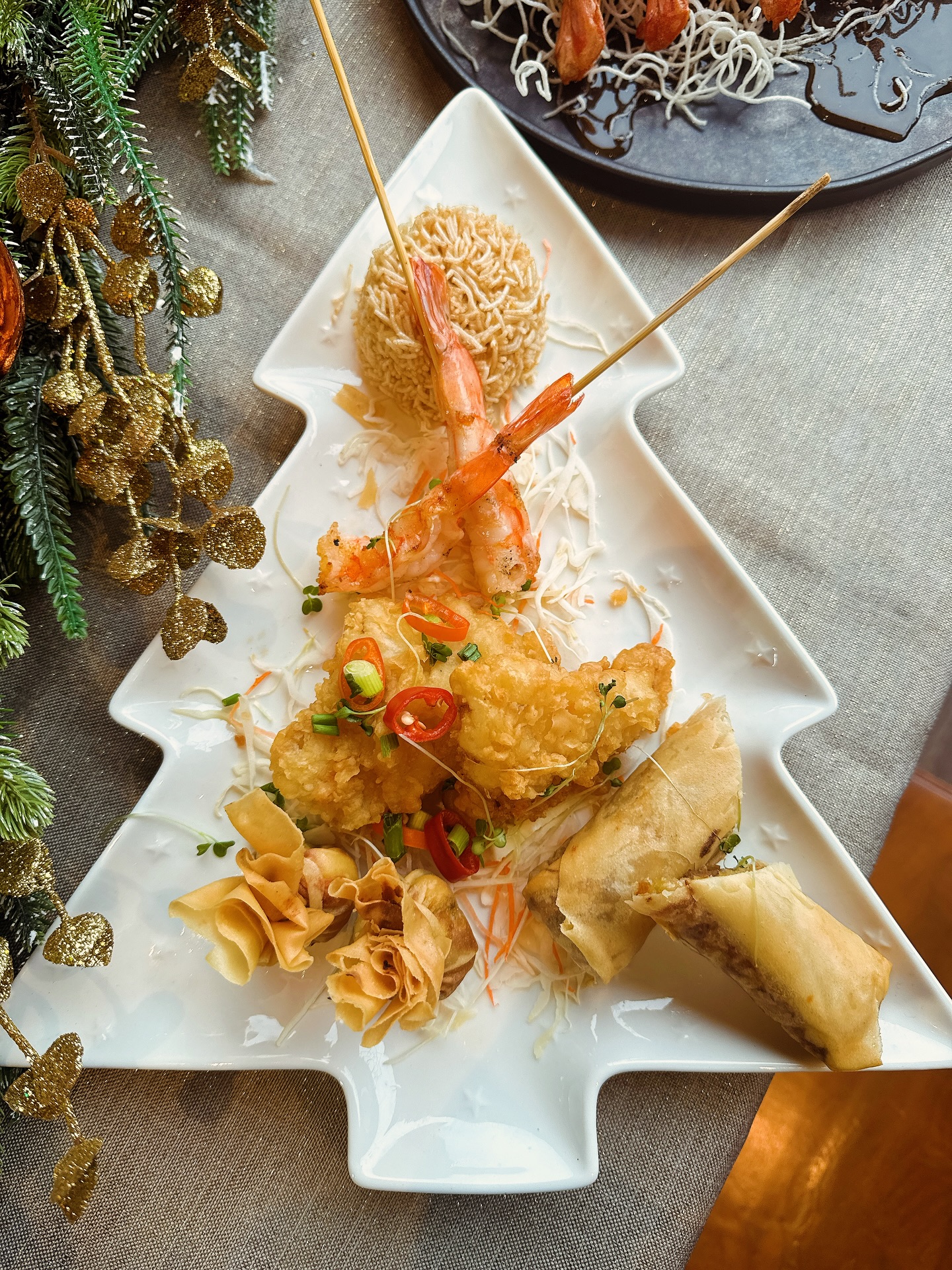 🎄✨ Meet Our Mrs. Claus Platter — Christmas 2025 Special! ✨🎄
Say hello to our Mrs. Claus Platter, a festive mixed starter created exclusively for our Christmas Set Menu 2025.
Available only this season — once it’s gone, it’s gone! ❤️✨
🧑🏻🎄 Mrs. Claus Platter includes:
• Salt & Pepper Squid
• Duck Spring Rolls
• Prawn Skewers
• Santa Bags (Thai golden parcels filled with turkey)
• Sweet crispy rice noodles
Perfect for sharing, perfect for celebrating, and the perfect festive start to your Christmas meal at Art of Siam.
✨ Our special Christmas Set Menu starts from tomorrow! 🎉
Book your Christmas party now and enjoy this magical seasonal treat! 🎅🏼🥂✨