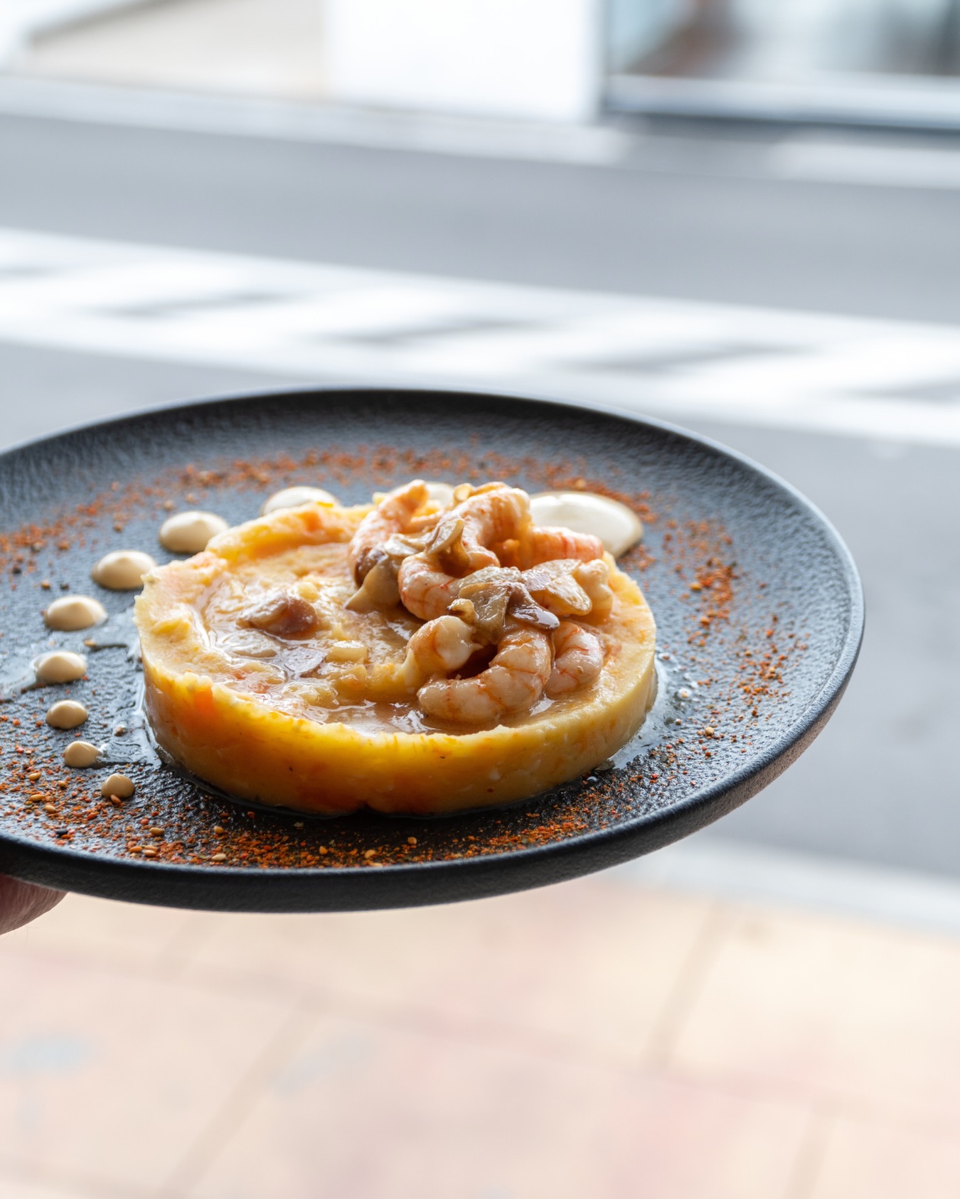 Descubre nuestra carta 🍽️
Platos que hablan por sí solos: pescados del día, arroces, tapas y opciones para todos los gustos.
Cocinamos con ingredientes frescos y cuidamos cada detalle para que cada comida sea un momento para recordar.
📍 Port d’Aiguadolç, Sitges
📲 A través de nuestro teléfono 936 001 332 o en nuestra web
#restaurante #OlaveSitges #SaboresDelPuerto restaurantemediterraneo olave sitges portsitges restaurantesitges menuarroz arroces mariscos pescadosfrescos carnes sabormediterraneo tapas gastronomia foodrestaurantesenbarcelona mediterraneancuisine portdaiguadolç foodiesbarcelona