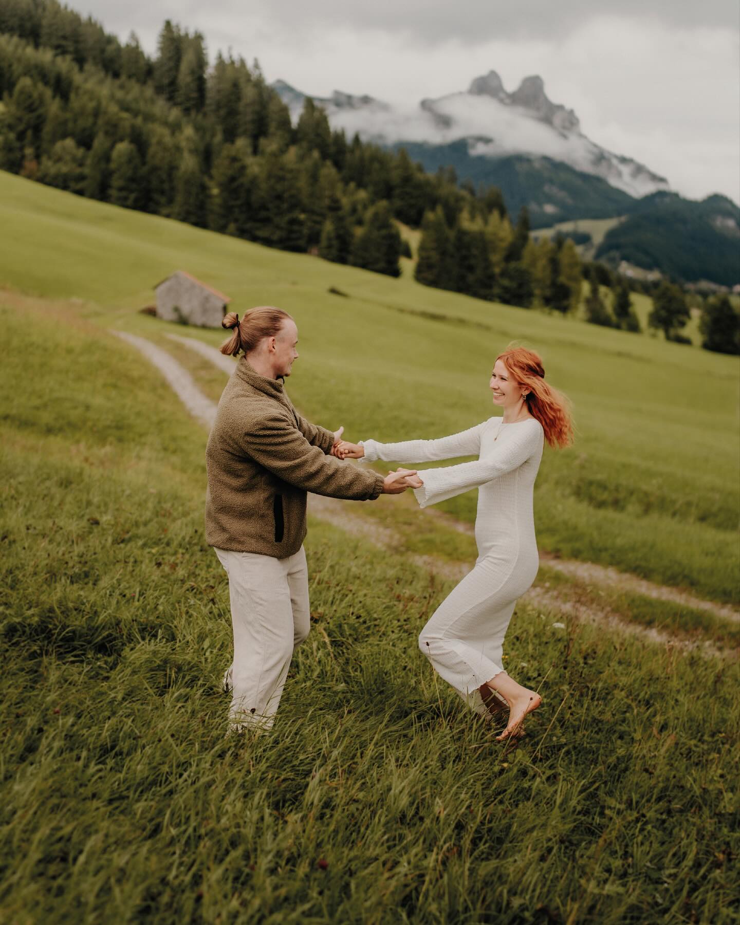 Ein Nachmittag in den Bergen 🏔️
ein Punkt ganz weit oben auf meiner Wunschliste und im September war es dann endlich soweit. Ich durfte Lena und Marvin in den Bergen begleiten und es war einfach traumhaft.
„Liebe Nadine,
die Bilder sind wirklich der Waaaaahnnsiiiinnn🥰🥰 Sie sind sooooo wunderschön. Einfach alle🥰🤗 wir danken dir, dass du dir die Zeit genommen und den Weg auf dich genommen hast🧡 Ich habe größten Respekt vor der Arbeit die du da geleistet hast. Ich weiß ja wie schwer es ist mit den Grüntönen bei der Bearbeitung umzugehen. Du hast wirklich Talent🧡
Wir sind wirklich total begeistert🥰🤗😊 DAAAAANKKEEEEEE🧡“
Lena & Marvin
Habt ihr den Nebel bei den Bergspitzen schon entdeckt? 🌫️☺️
#paarshooting #bergshooting #couplephotography #liebeimbild #natürlichepaarfotos #bergliebe #outdoorliebe #couplegoals #liebeindenbergen #nebelliebe #emotionalephotography #authentischefotografie #blickwinkelfotografie #hochzeitsfotografinösterreich