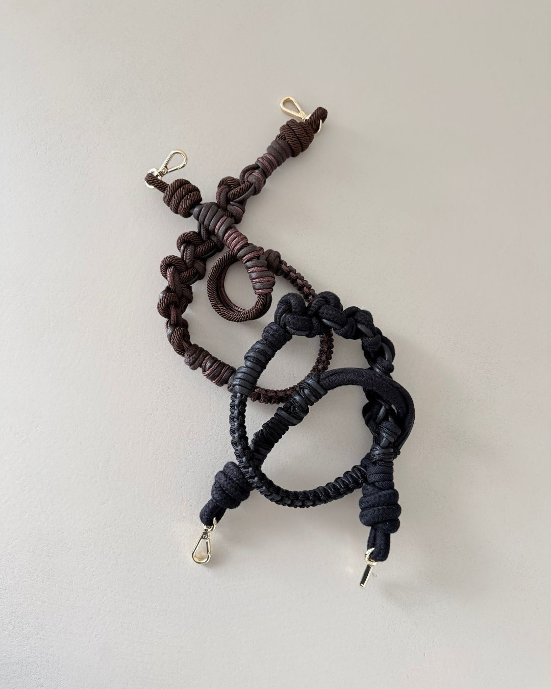 Każdy węzeł ma swoją historię.
Ten brązowy, pleciony pasek powstał dokładnie tak, jak rodzą się najlepsze dodatki — powoli, z uważnością, z dłońmi, które wiedzą, że detal to nie ozdoba, tylko opowieść.
Najpierw była idea: stworzyć coś miękkiego i charakternego jednocześnie. Coś, co będzie pracować z ruchem, ale zachowa swój kształt. Później — sznurki, faktury, odcienie brązu przeplatane subtelnym połyskiem. I ten moment, kiedy pierwsza pętla układa się idealnie. Potem druga. I już wiadomo, że powstaje coś wyjątkowego.
Ten pasek to nie jest zwykły dodatek. To mały rytuał.
Zakładasz go i czujesz ciężar ręcznej pracy, powtarzalnych ruchów, które tworzą strukturę — jakby każda warstwa przypominała, że piękno tkwi w procesie.
To detal, który nie krzyczy. On opowiada.
O kunszcie. O cierpliwości.
O tym, że czasem najmniejsze elementy robią największe wrażenie.