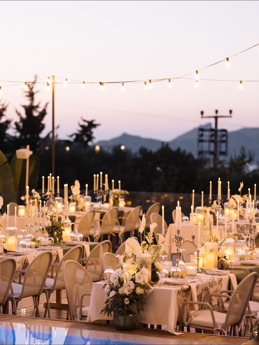 These tones right after the sunset, candles start taking over the scene…
Candelabras, pearls and shades of green to create an elegant ambience…