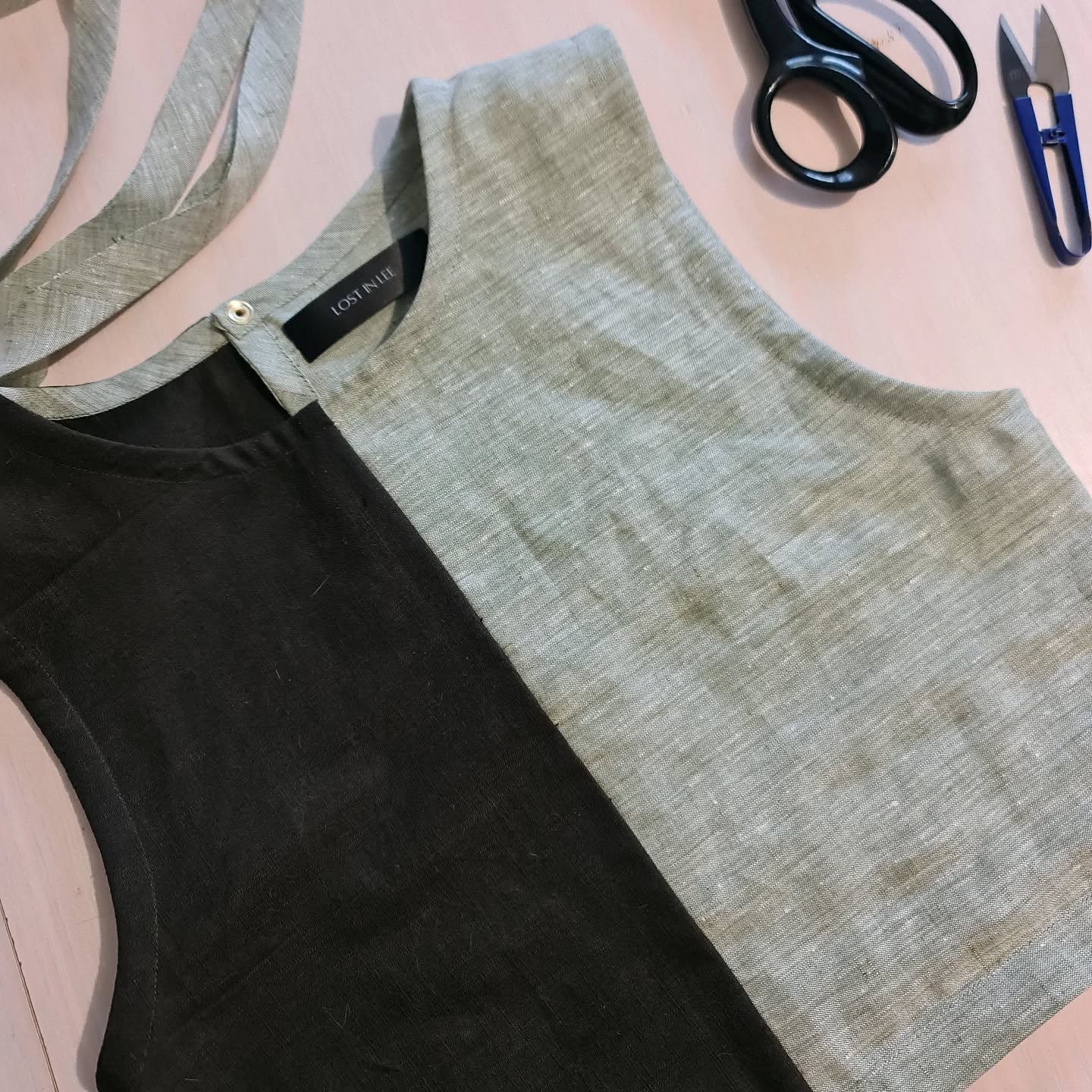 Get ready for summer with the Gambit top âď¸ 100% linen, French seams and biased finished details! Gambit is a relaxed fit, coming in three sizes: small, medium and large đ
Linen holds the highest frequency of all natural fabrics, emitting 5000 hz! Not only will this top keep you cool in summer, protect from uv rays, be antibacterial, but some studies suggest that Linen can heal your body and energy field while being worn!
Coming soon â¨ď¸âď¸â¨ď¸