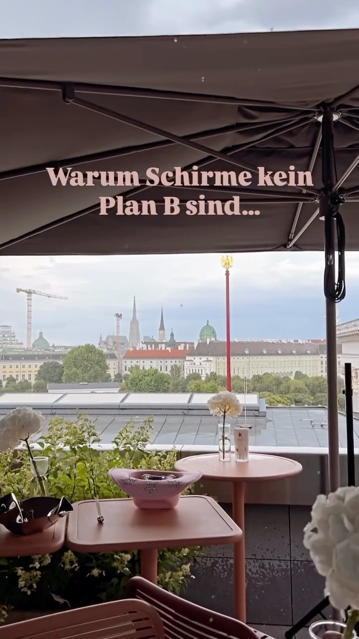 Große Schirme sind praktisch – aber kein vollwertiger Ersatz für eine Indoor- oder Zeltlösung.
Wenn ihr eine Outdoorhochzeit plant, braucht ihr für den Fall, dass es regnet, IMMER einen richtigen Plan B. Warum?
💧 Schirme schützen selten vollständig
Auch große Schirme lassen seitlich Regen, Wind oder Kälte durch. Technik, Deko und selbst Gäste sind oft nur „halb“ geschützt – und halb geschützt reicht bei einer Trauung nicht.
💧 Technik braucht mehr als Überkopf-Schutz
Mikrofone, Lautsprecher und Instrumente reagieren sensibel auf Feuchtigkeit. Ein Schirm schützt oben, aber nicht vor Luftfeuchtigkeit, Spritzwasser oder nassen Kabeln.
💧 Wind ist der unsichtbare Spielverderber
Große Schirme wirken stabil – bis Windböen auftreten. Wir sind bereits von einem fliegenden Schirm getroffen, von überschwappendem Wasser vom Schirm geduscht und einfach seitlich angeregnet worden.
💧Komfort & Atmosphäre leiden
Regen erschwert Wege, verzögert Abläufe, sorgt für Chaos beim Einzug und dämpft die Stimmung. Schlimmstenfalls friert ihr und eure Gäste, werdet seitlich angeregnet, müsst über gatschigen Boden laufen und könnt den Moment gar nicht genießen.
💧 Ein echter Plan B sorgt für Entspannung und nimmt Druck raus
Stellt unbedingt sicher, dass es bei eurer Location eine alternative Indoor- oder Zeltoption gibt. So könnt ihr euch auf eure Liebe konzentrieren – statt auf den Wetterbericht.
Wenn ihr Hochzeitsdienstleister:innen nach ihren schlimmsten Geschichten von Hochzeiten fragt, wird IMMER eine Regenstory dabei sein! Versprochen 🤞🏼 (haut gerne raus, liebe Kolleg:innen 😄)
#acousticduo #hochzeitssängerin #regenbeiderhochzeit #rainywedding #planb