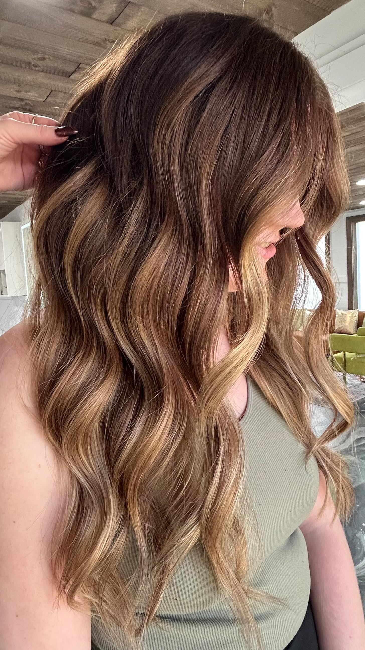 The moment the light hits it 🤩
#blondehairspecialist #blondespecialist #brunettebalayage #coffeevibes #haireducator
#longhairgoals #salonlife #salonownerstylist
@aliceyhickens