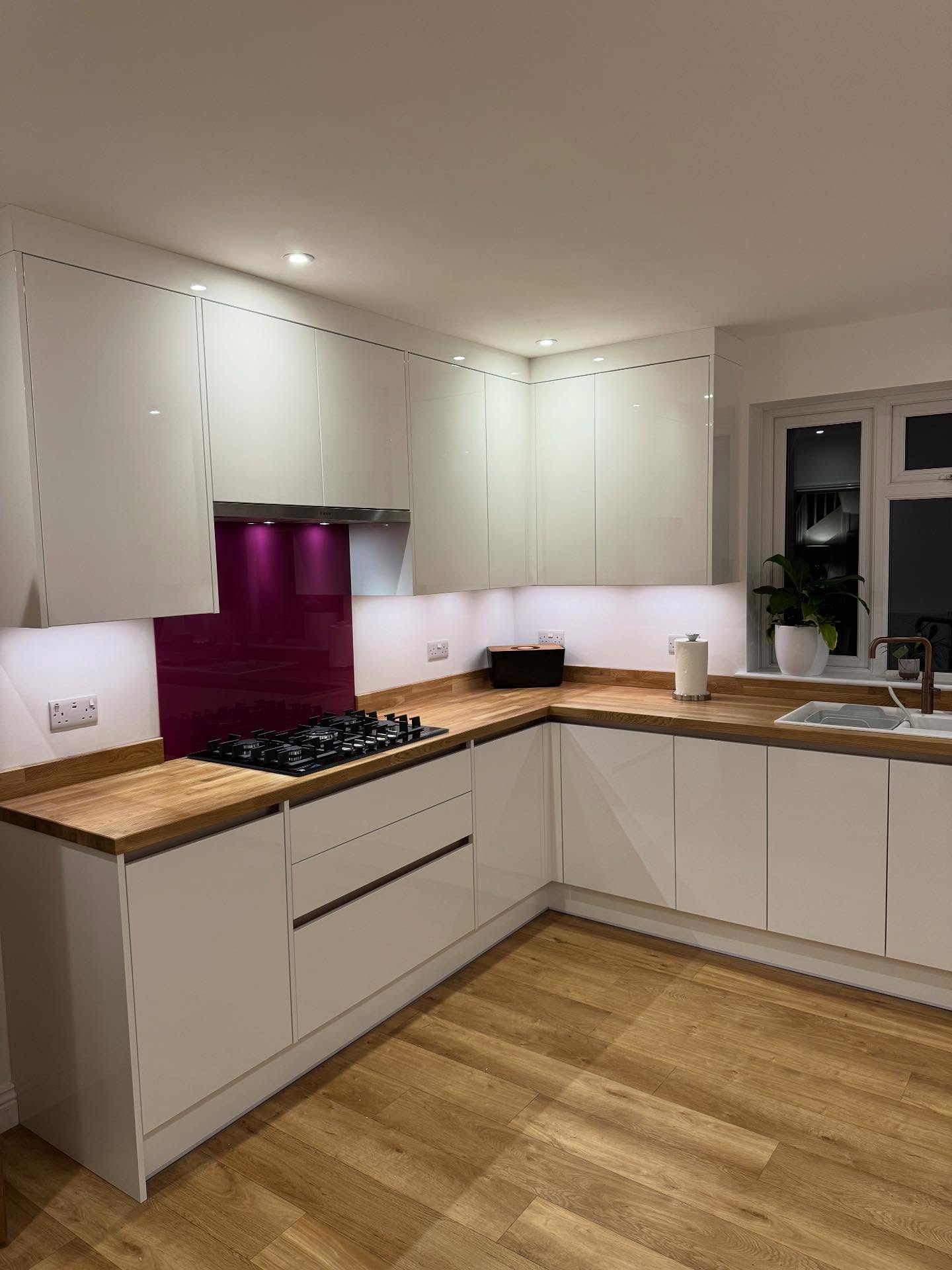 White Gloss true handless kitchen.
@stori_collection Zola Gloss white doors
Copper handles
@quookeruk Copper Fusion square tap.
Oak worktops
Fuchsia Glass splash back.
Bosch appliances
Swipe for Before photos ➡️⏭️
#kitchenremodel #kitchenrenovation #kitchendesign #handlesskitchen #copper #quooker #ashwoodkitchens #oak #oakworktops