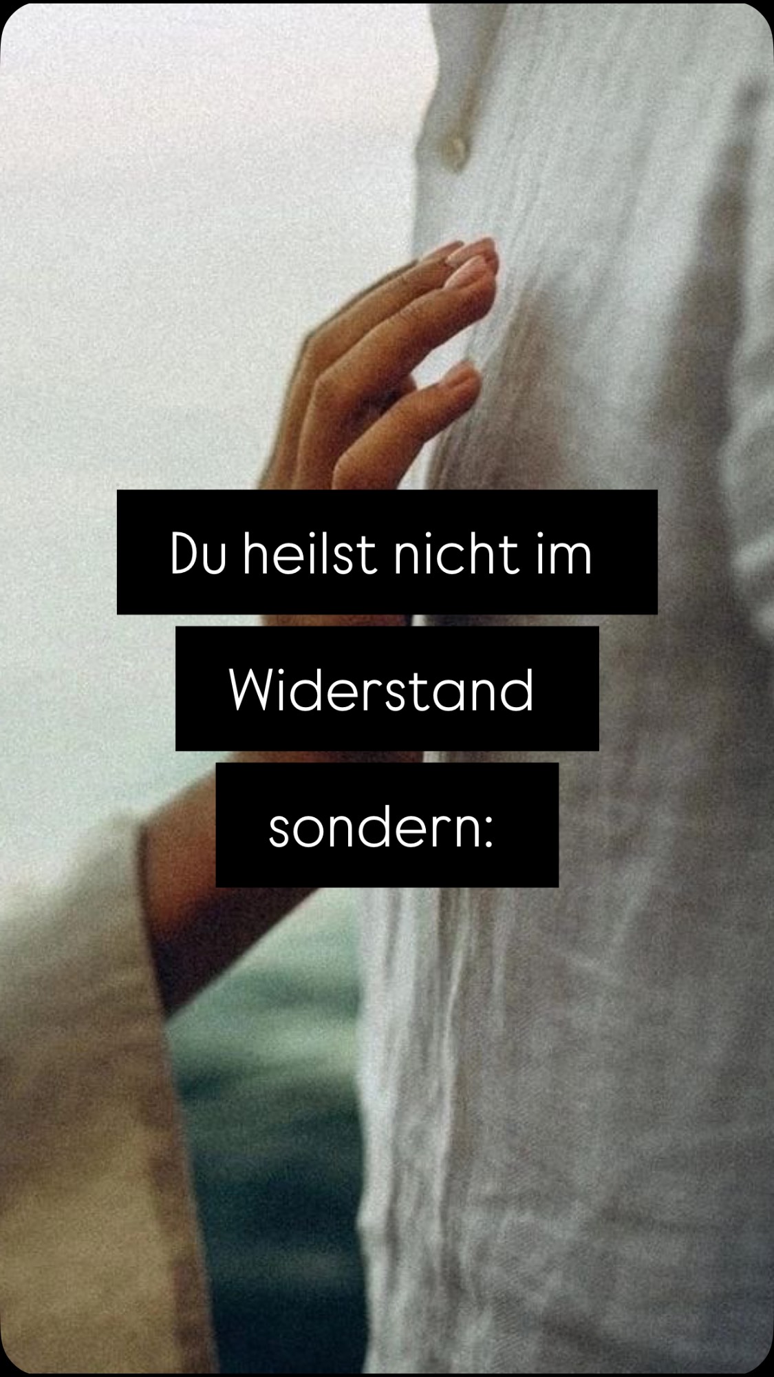 Wir heilen nicht im Widerstand. Der Widerstand birgt das größte Heilungspotential. Warum? Weil er uns zeigt, wo wir nicht hinsehen wollen. Weil er uns zeigt, welches Wachstums- und Entfaltungspotential in uns schlummert.
Wir heilen nicht in einer „Weg von-„ Energie. Das Weg Von holt uns genau das ständig wieder. Plus dass der uns inne wohnende Widerstand ja gleichzeitig die krankheitsunterhaltende Ursache ist der genau das Symptom, den Schmerz, die Erschöpfung, die Krankheit ~ was es auch ist, damit ständig befeuert und uns in dem Kreis von „Ich möchte das nicht, also mach ich xy, damit ich mich nicht mehr so fühlen muss und eigentlich ist des immer noch da und des Symptom kommt ständig wieder + vielleicht sogar noch was anderes oben drauf…“ 🌀
Also, „lass uns dagegen ankämpfen“ wird in ein ganz neues Bild gerückt. „Lass uns gegen dich selbst kämpfen“ - genau das ist’s und genau das machen wir ja schon en masse.
Dein Körper & deine Gesundheit muss nicht auch noch leistungsgesellschaftlich konform sein. Das ist einer der Gründe und Ursachen für all die „privilegierten“ Zivilisationserkrankungen.
Wir haben aus- funktioniert.
Wir sind unter-kühlt und unter-fühlt.
Und nein. Alkohol, Drogen, SeGks, Shopping, Essen, Nix mehr Essen, Extrem-Sport,… ist keine gesunde Alternative. Und schon gar nicht normal, nur weils eben mal bisi stressiger ist..
Wonach richtest du deinen Standard und dein „Normal“?
Es geht niemals ums Endziel. Zumindest nicht hier auf meiner Seite und in keinen meiner Räume. „Wo siehst du dich in fünf Jahren?“ wirst du von mir nicht hören sondern immer: was macht’s mit dir, dass es grade so ist wies ist und was brauchst du, damit sich’s genau so wie’s jetzt grade ist sicher für dich anfühlt? Was erzählt der Widerstand dir grade? Wovon will er dich schützen? Was braucht dieser Anteil heute von dir?
Und von da aus passiert Großes.
Nicht im Kampf.
Nicht in der Flucht.
Nicht im Erstarren.
Nicht im Optimieren.
Sondern in der Hingabe.
In der Hingabe zu dir selbst.
In der tiefen Erkenntnis deines Körpers, dass du grade richtig bist, so wie du bist.