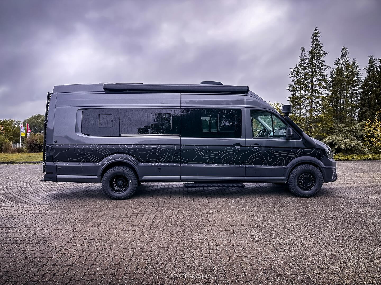 Dieser wahnsinnig schöne Crafter hat eine Teilfolierung im topographischen Design bekommen, hinterlegt mit einer schwarz matten Folie und das Design passend zur Wagenfarbe.
Desweiteren gab es ein Chrome delete, um das Aussehen dieses VW‘s absolut stimmig zu machen!
Ein absolut tolles Projekt, was sehr viel Spaß gemacht hat.
Danke für dein Vertrauen!😋
___________________________________________________ #deepground #vw #crafter #vollswagen #wrappedworld #campervans #wrappedcars #owlvans #carporn #cars #wrapped #beschriftung #elbtormobile #camping #bulli #bus #campinglife #campingtrip #perfection #transport #seikel4x4 #delta4x4 #reikawheels #grandcalifornia