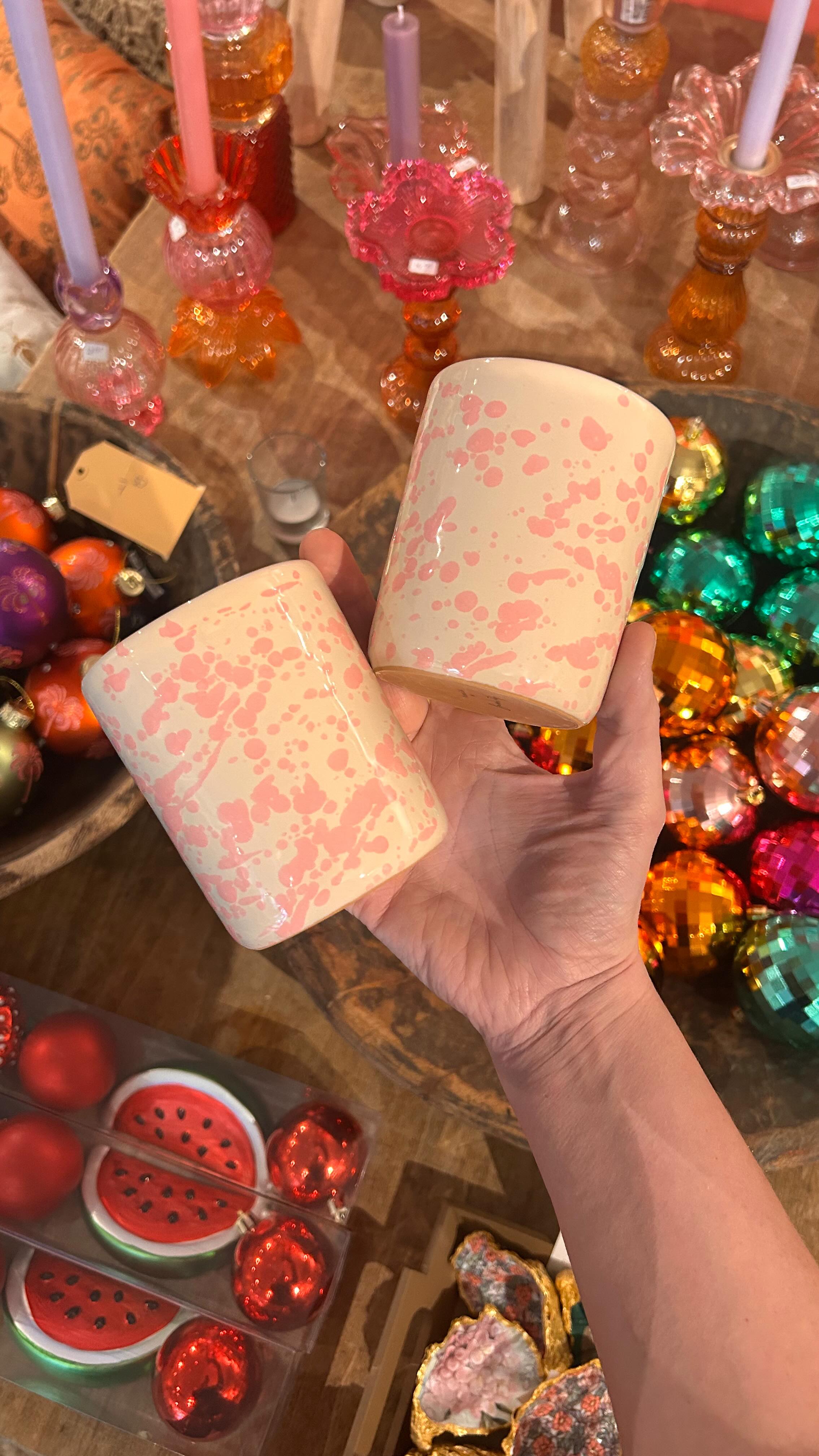 Er is zoveel leuks te vinden in de winkel! ✨
Jullie favoriete kaarsen, handgemaakt keramiek servies van @bambu_italiantableware, op Italië geinspireerde illustraties op kaarten, tegels, bakjes en meer van @vietor_and_co, lieve cadeautjes en kerstitems van @zusss.nl, italiaanse olijfolie, Sinterklaas shirtjes voor de kleinsten, muurdecoratie van @joeff.nl en nog veel en veel meer! Kom gezellig langs. We zijn vandaag en morgen open tot 17:00. 💋
#schagchelstraat #haarlem #conceptstore