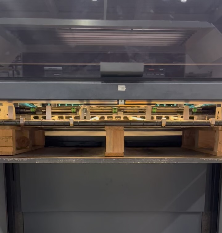 La semaine dernière, j’ai accouché de mon 3ᵉ bébé.
Pas à la maternité… mais à l’imprimerie. ✨
Après des mois d’écriture, de doutes, de “tu n’y arriveras pas seule”, de choix de couleurs, de papiers, de relectures…
J’ai enfin vu mon premier livre naître.
Page après page. Couleur après couleur.
Avec des frissons, des sourires… et quelques larmes.
L’odeur du papier chaud, le bruit des machines…
Et ce moment où j’ai réalisé : ça y est, il est là.
💫 Bienvenue Heya Stories.
Un livre créé pour transmettre, inspirer et honorer nos histoires.
Merci à Malek pour son super travail. Et merci du fond du cœur à toutes celles et ceux qui ont soutenu le projet. Si Heya Stories existe aujourd’hui, c’est grâce à vous. 🧡