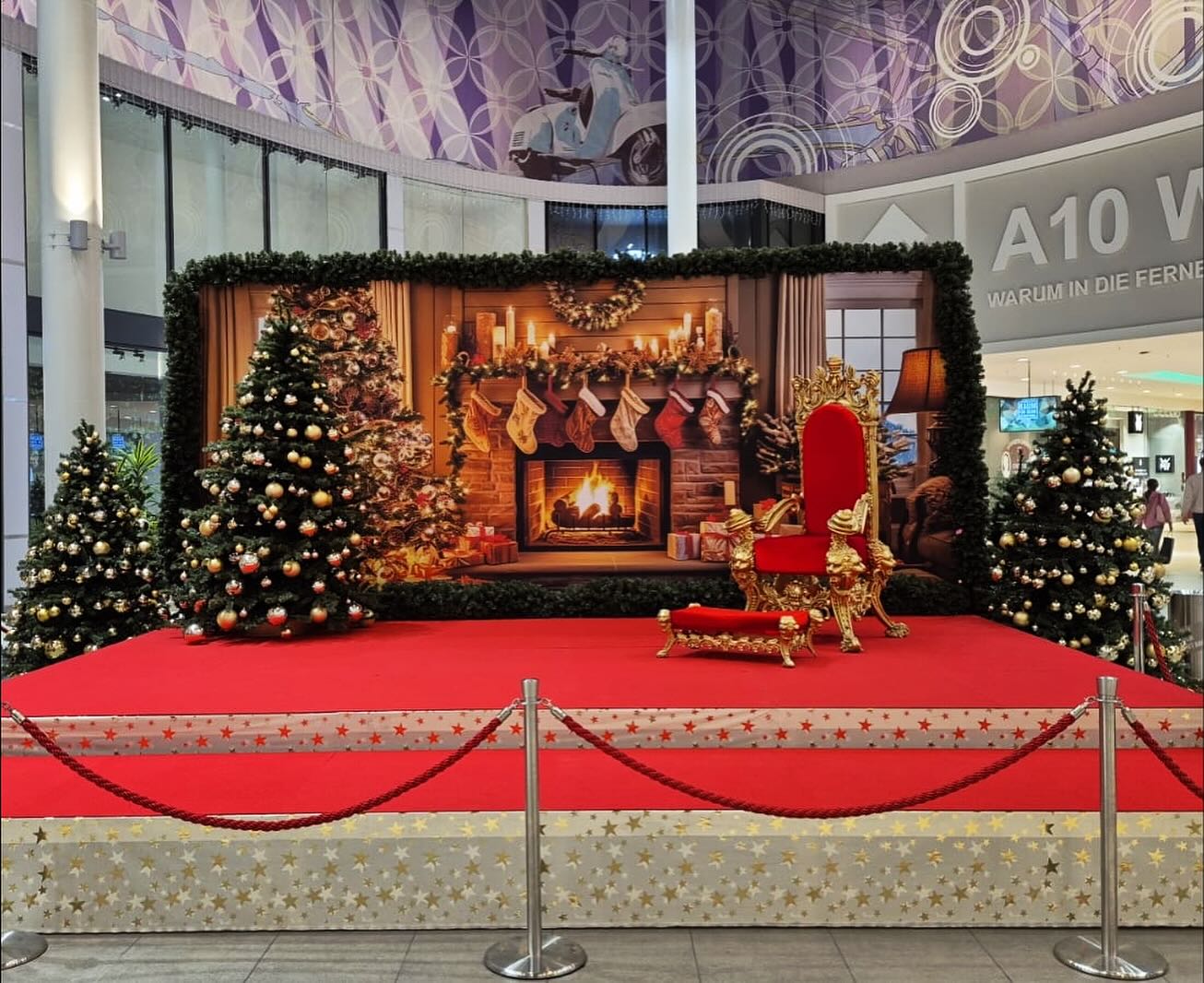 🎄 Blockout-Textildruck, der Atmosphäre schafft🎅
Für das @a10centerwildau haben wir zwei komplette Bühnenrückwände auf Textilbanner Blockout 260 g/m² BlackBack B1 realisiert – dem Material, das im Center-Betrieb echte Performance liefert:
maximale Opazität, brillante Farbwiedergabe und absolut schattenfreie Szenen.
Ob verschneite Winterlandschaft oder Kaminzimmer-Vibe – unsere großformatigen Stoffgrafiken schaffen eine Atmosphäre, die Besucher sofort abholt und die Weihnachtswelt emotional auflädt.
Montagefertig produziert, präzise konfektioniert, punktgenau geliefert.
#icdprinting #grossformatdruck #stoffdruck #blackback #blockout #weihnachtsdeko #a10center #werbetechnik #textildruck #eventbranding #visualmerchandising #messedesign #berlin #brandenburg