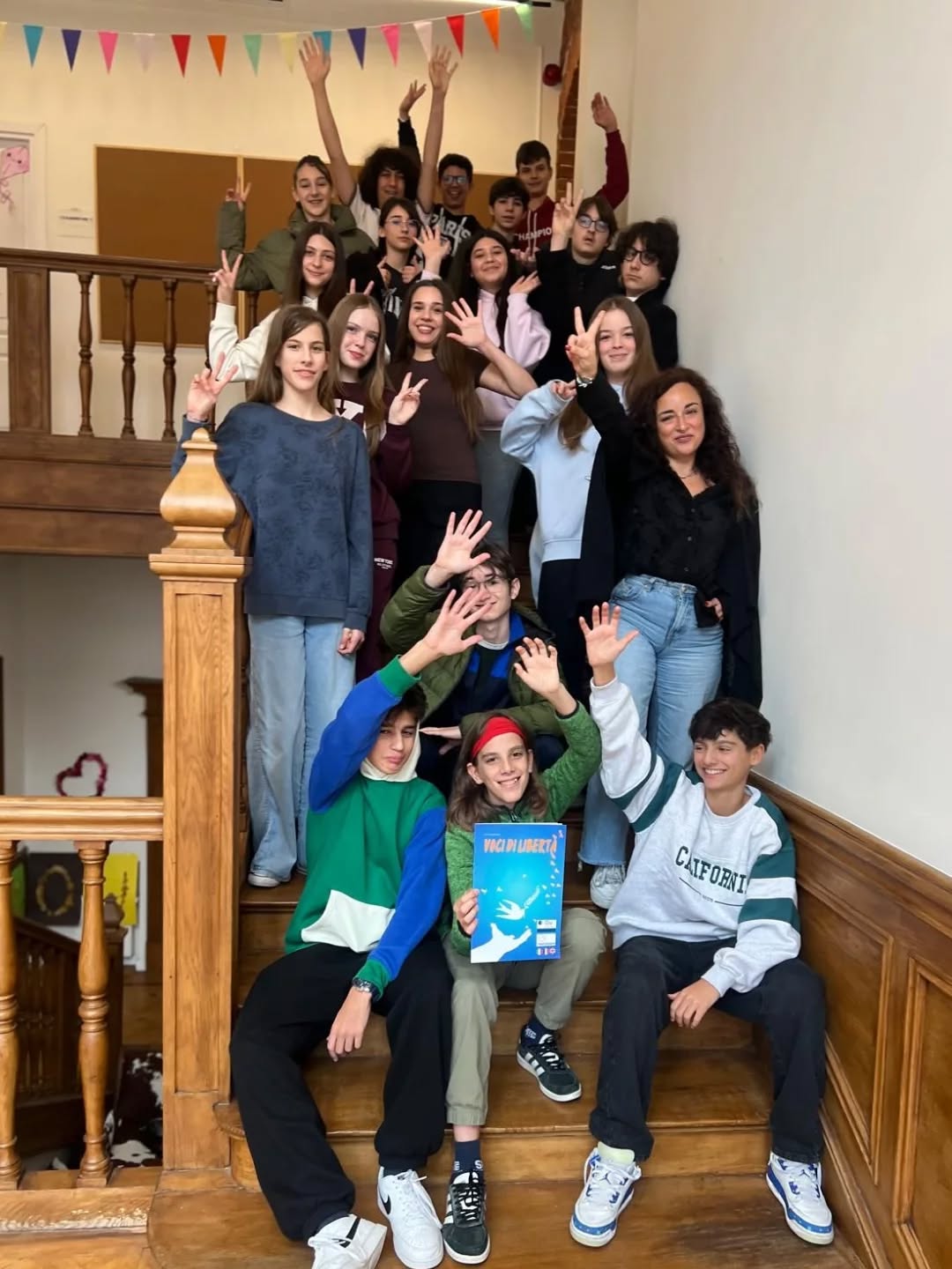 What is immigration? 🌎✈️
Our 8th-grade students explored the theme of immigration through a powerful project in collaboration with @medihospes 🤝
A school project became a life lesson. They met mediators, psychologists, lawyers, and teachers, and listened to the testimony of two people who crossed the Mediterranean by boat.
Special thanks to Prof. @ritazematar for making this experience possible.
✨ Follow our journey and stay tuned for more stories that inspire and educate! 📚