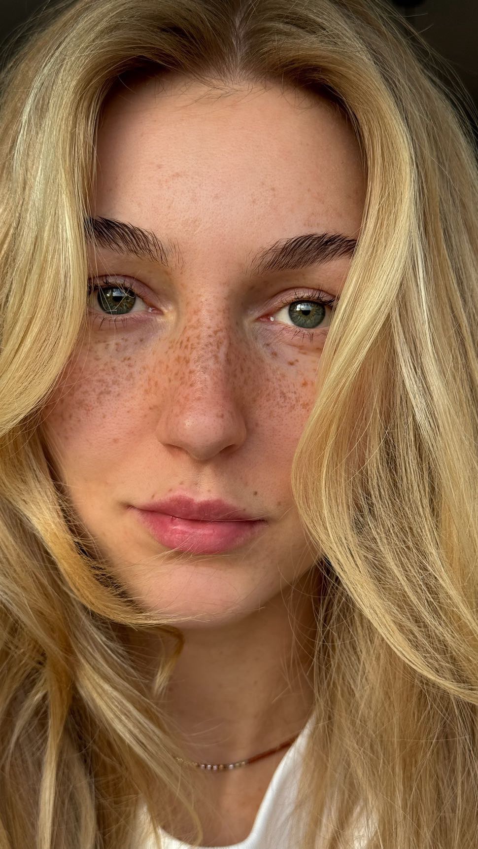 Sproetjes en het genezingsproces ⬇️⬇️⬇️
• Dag 1: Yes - je hebt verse sproetjes! Na je behandeling word je goed rood 🥵🤭
• Dag 2-4: Dit zijn de belangrijkste dagen van de genezing: de wondjes zijn aan het herstellen en de roodheid trekt weg
• Dag 4-7: Wat is het donker???😳 De PMU sproeten zijn in dit stadium op z’n donkerst. Je ervaart droogheid/velletjes en eventueel korstjes. Tipje: smeren met Bepanthen!
• Dag 7-14: de PMU wordt qua kleur in deze fase zachter. Maar is nog steeds kwetsbaar: dus geen sauna, UV of make-up.
• Dag 15 - 30: ‘Wat is het licht?’ De pigmenten beginnen met settelen. De PMU gaat steeds zachter ogen. Dit is de fase dat 50% van de sproetjes weg vallen in de huid.
• Dag 31 - 60 Settelen💥 De PMU gaat settelen, oftewel de final fase is aangebroken. Je hebt op dag 60 écht resultaat. Alle sproetjes zijn geland in de huid en je kunt eventueel je touch-up inplannen.
#fauxfreckles #tattoo #pmu #sproetjes #freckled