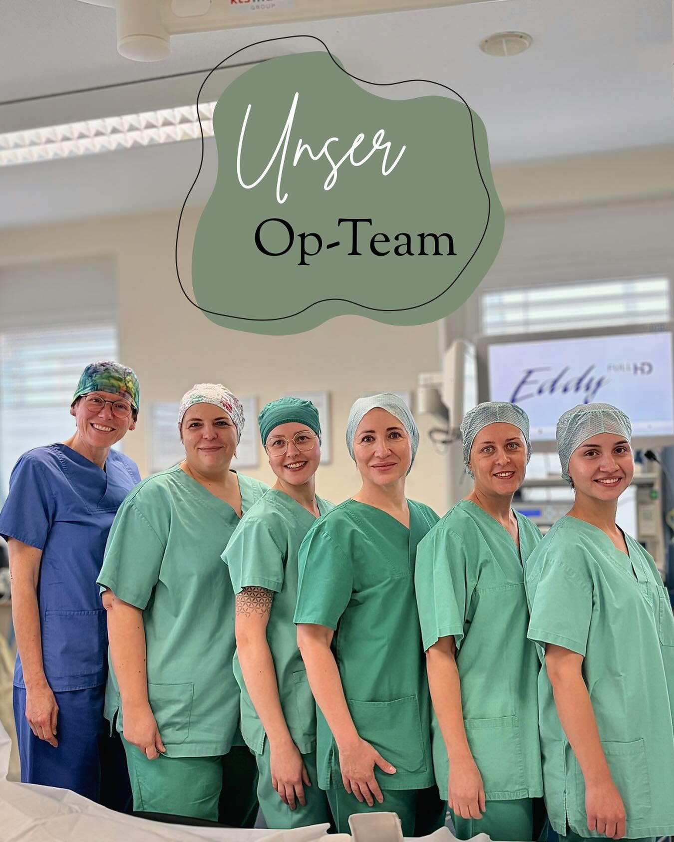 ✨ Lerne unser OP-Team kennen! ✨
Ganz links auf dem Bild: unsere Narkoseärztin Katharina, die mit ruhiger Hand und viel Erfahrung für eure sichere Narkose sorgt 💉
Danach folgt unsere liebe Kerstin, Gesundheits- und Krankenpflegerin, die immer ein offenes Ohr und ein Lächeln parat hat 😊
In der Mitte steht unsere OP-Leitung Julita, die den Überblick behält und alles perfekt organisiert 💪
Neben ihr: unsere engagierte Auszubildende Lika, die mit Herz und Motivation bei der Sache ist 💫
Und last but not least: Oxana und Alex, unsere erfahrenen OP-Assistentinnen, die jedes Team noch besser machen 🩺
💚 Gemeinsam sorgen wir dafür, dass ihr bei euren Operationen in den besten Händen seid! 🏥✨
#AOZTuttlingen #Tuttlingen #aoz #AmbulanteOperation #AmbulanteVersorgung #Arztpraxis #Niederlassung #Chirurgie #Orthopädie #Unfallchirurgie #Praxismanagement #MFA #TeamAOZ #Gesundheit #AmbulanteChirurgie #MedizinMitHerz #GesundBleiben #Vertrauen #GemeinsamStark #MedTechRegion #Patientenversorgung #AmbulantMitHerz