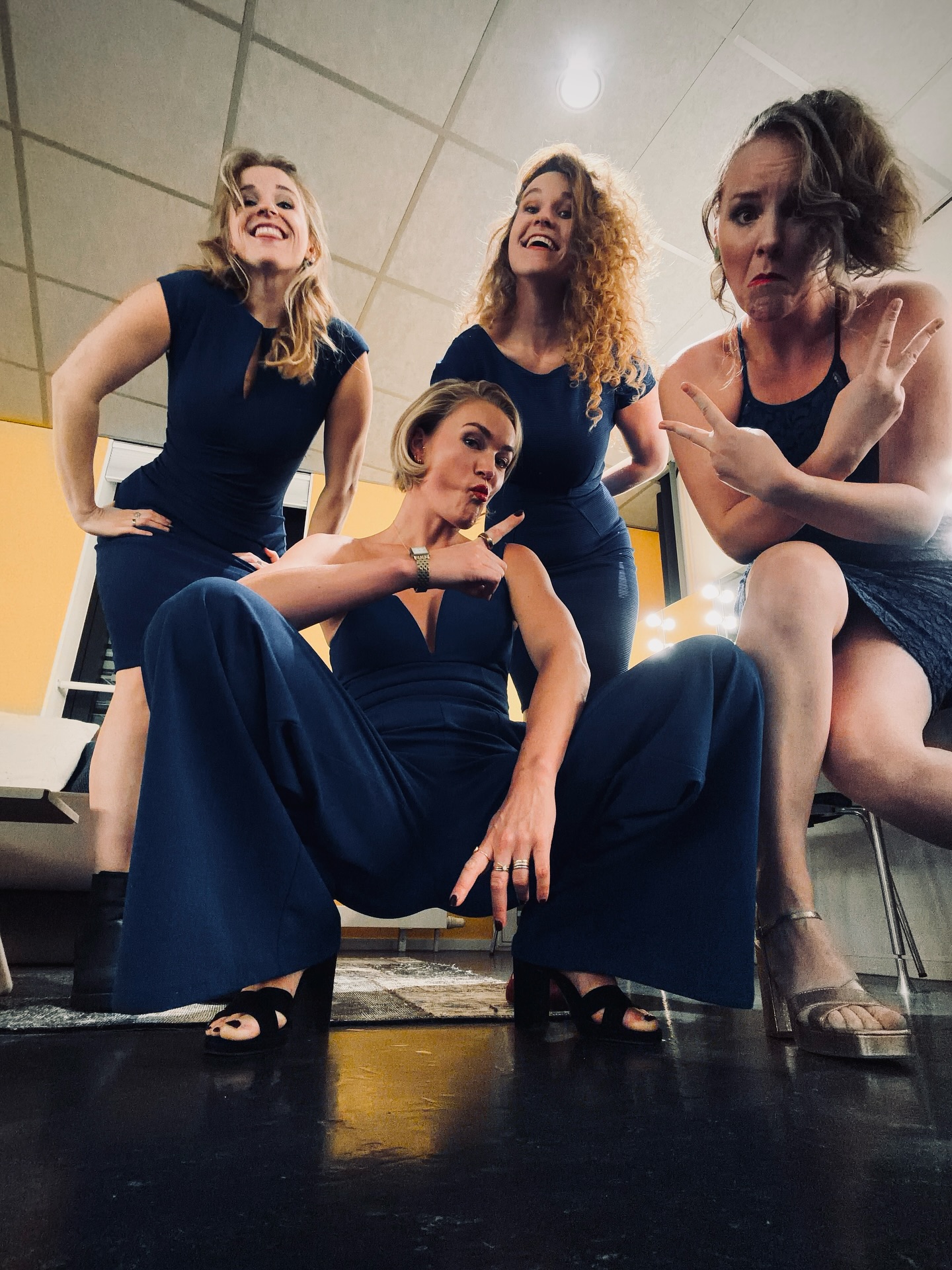 💥 Dat was een geslaagde avond, met maar liefst drie outfits, twee keer borrelsetting en 1 lied op maat 📏
Dank spaarnewerkt, dat we deel mochten uitmaken van jullie 100-jarig jubileum!
Achter de schermen lieten we @mirjammertens en @sofiehabets alvast even oefenen met de mondstukken. Mirjam probeerde zich nog te verstoppen 🪴
#closeharmony #vocalgroup #zingen #tekstopmaat #liedopmaat #borrelsetting #behindthescenes #optreden