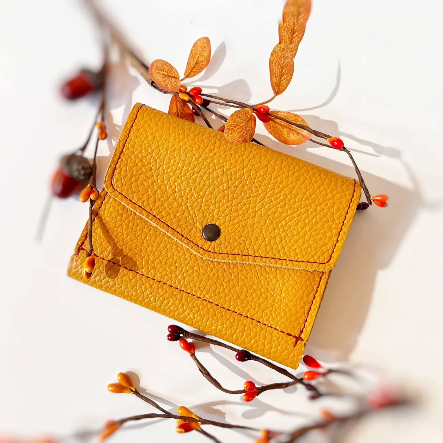 Découvrez ce porte-feuille @pixie_cuir, un véritable concentré d’élégance et de savoir-faire artisanal.
🍂Sa teinte chaleureuse et sa texture grainée en font l’accessoire parfait pour accompagner vos journées avec style!
.
.
@leclosgallice 20 rue de la Juiverie Epernay
Mar au Sam 10h30-19h Dim 9h30-12h30
.
.
#leclosgallice #epernay #madeinmarne #faitmain #artisanatfrançais #accessoiresdemode #cuir #creationartisanale