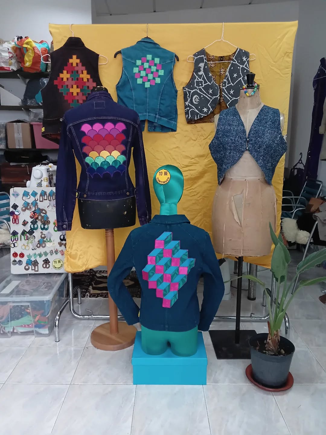 Today i finally had a good clean at the Atelier and made a nice set up for exposing the clothes.
The two waistcoats on the right are made by my friend and Atelier collague Charlotte from @junkshopuk , the other pieces of clothes are made by me and these are upcycled Dyed Denim with patchwork on the back.
All pieces are available! If you are interested, just send me a DM.
#backdrop #upcycled #dyeddenim #denim #waistcoat #jacket #patchwork #atelier #handmade #newproject #mydream #tobecontinued #tobecontinuedconcept