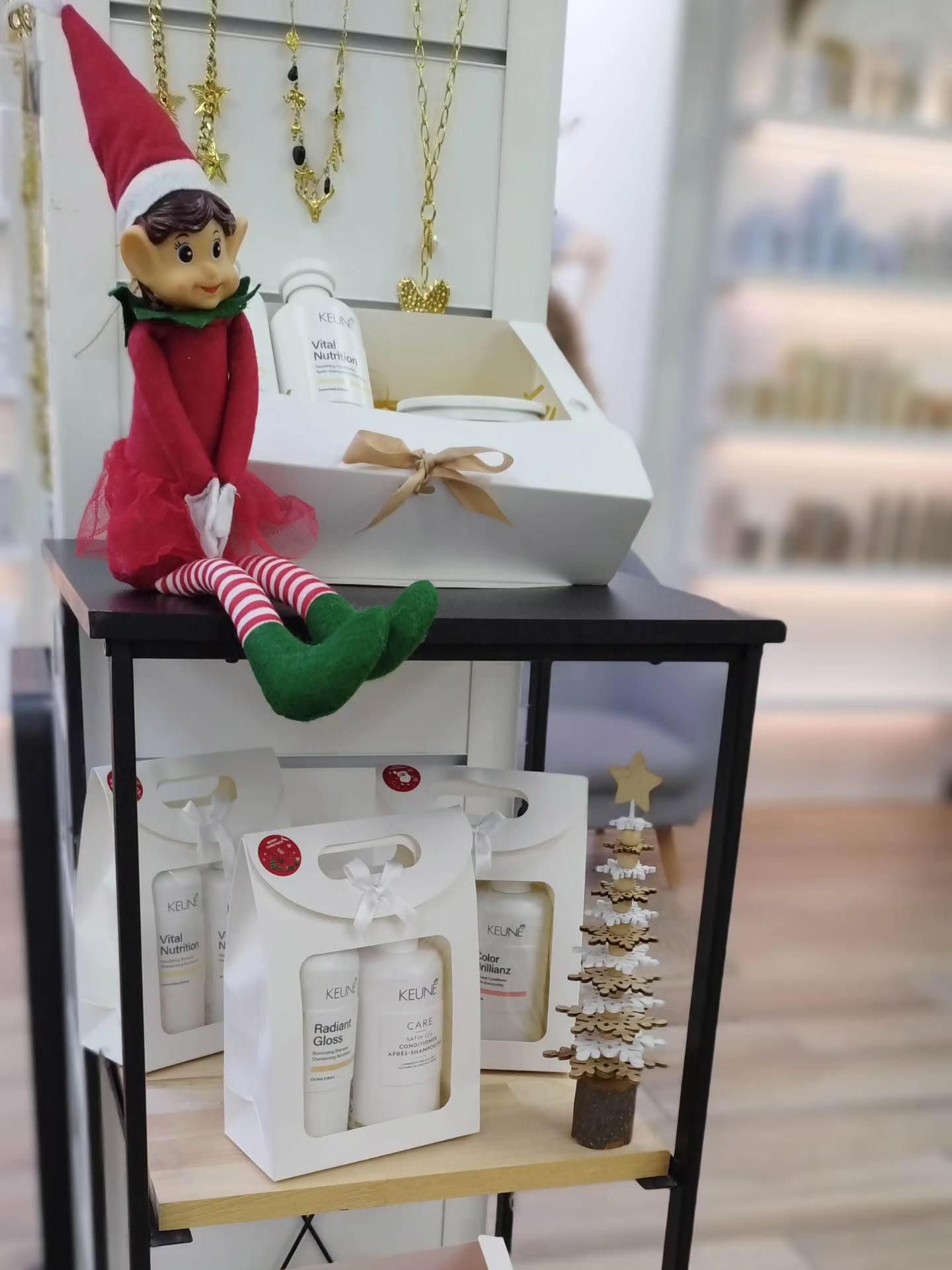 🎁 Les Duos Cadeaux Keune : Éclat & Soin pour les Fêtes ! ✨
Cette fin d'année, offrez l'excellence professionnelle Keune. Nous avons préparé deux coffrets incontournables pour transformer la routine capillaire de ceux que vous aimez (ou la vôtre !).
🌟 Option 1 : Le Duo Essentiel (Nettoyer & Démêler)
L'équilibre parfait pour une chevelure saine et facile à coiffer au quotidien.
1 Shampooing Keune (au choix : Hydratation, Couleur, Blond savoir, Radian Gloss.)
1 Conditionneur Keune (le complément idéal pour le démêlage et la brillance)
Prix spécial Fêtes : Seulement 32€
(Au lieu de 49€)
👑 Option 2 : Le Duo Soin Expert (Nettoyer & Réparer)
Pour un soin en profondeur et une réparation intense qui dure, c'est le cadeau luxe par excellence.
1 Shampooing Keune (Couleur, Hydratation, Blond Savior, Radian Gloss)
1 Masque Keune (le traitement intensif pour une transformation visible)
Prix spécial Fêtes : Seulement 39€
(Au lieu de 57€)