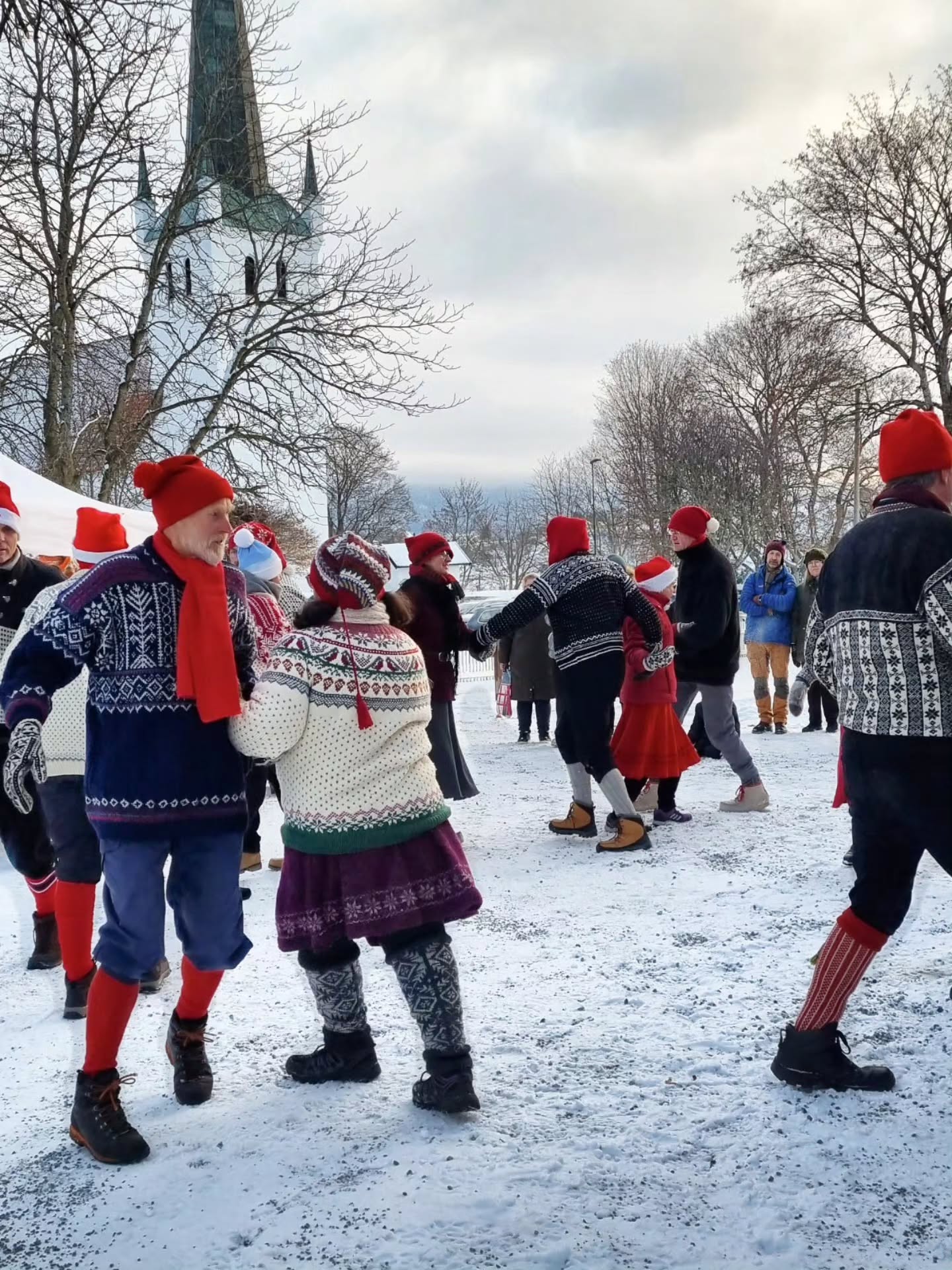 Finally we got a little snow. Not much, but it's a start. :) We've had an exceptionally warm fall, but winter is here!
And so are all the Christmas markets. You can find them in towns, museums, and farms all across the country. 🎅
They're always fun to attend!
#thenorwayxperience #experiencenorway #travelnorway #Christmasinnorway #julemarked