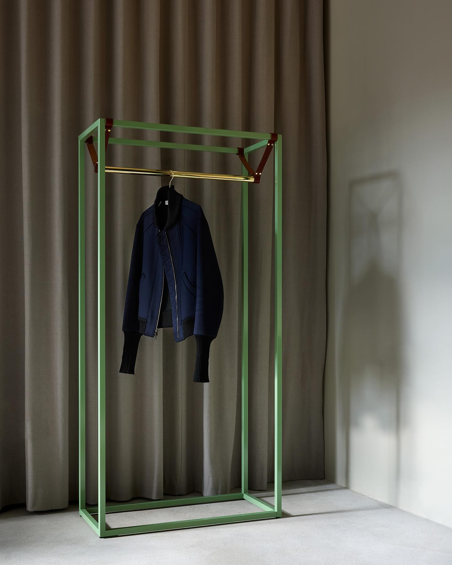 LESS MESS 85 WARDROBE
LESS MESS combines the functions of a clothes rail and wardrobe and puts the clothes in a three-dimensional frame. Metal bars, arranged strictly at right angles, contrast deliberately with soft leather straps that suspend the brass clothes rail.
W85cm x D40cm x H175cm
Photo: @anne_deppe