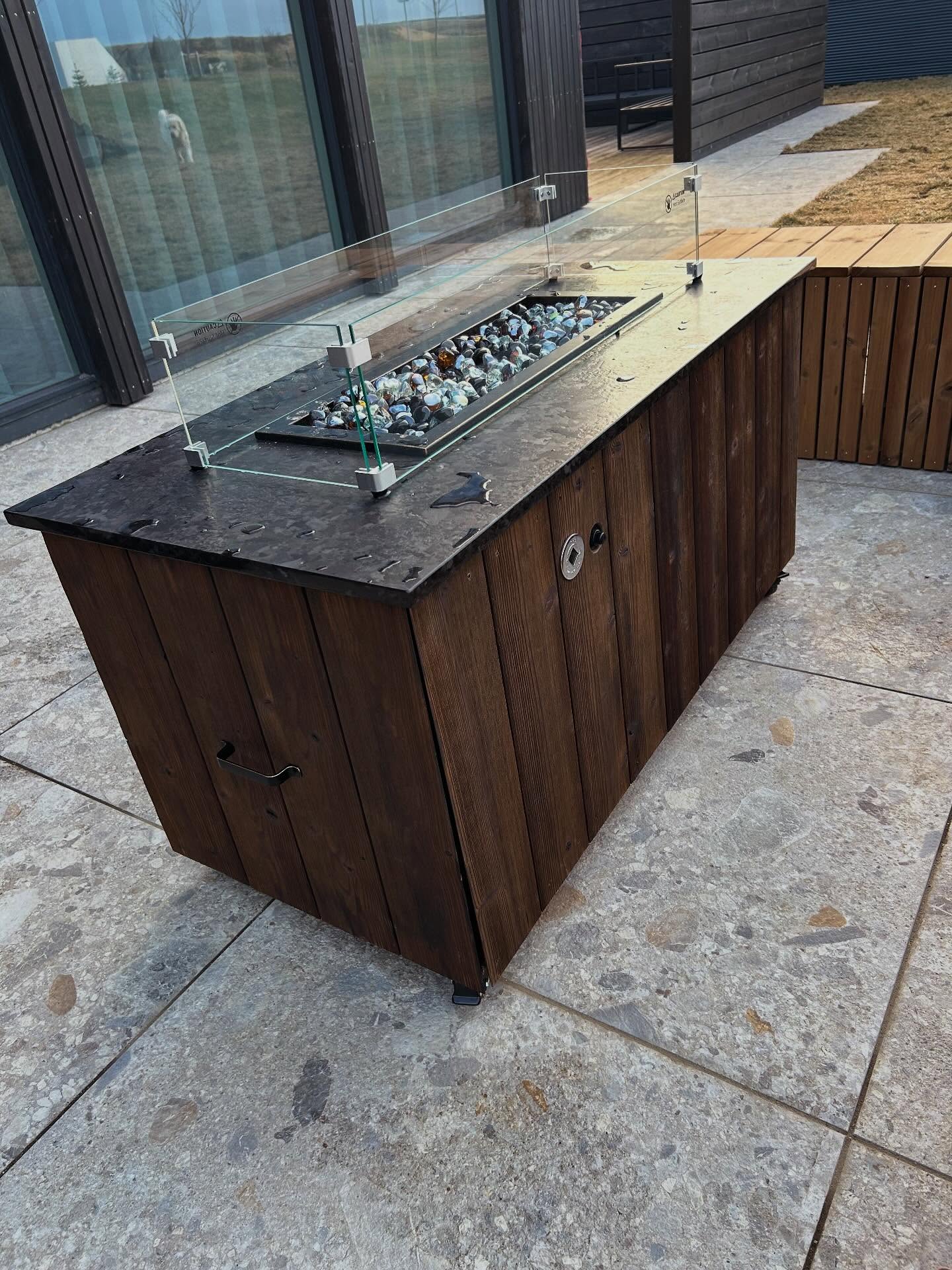 Borðið er 120 x 60 með flottum granit steinn og á hjólum. Cover fylgir með.