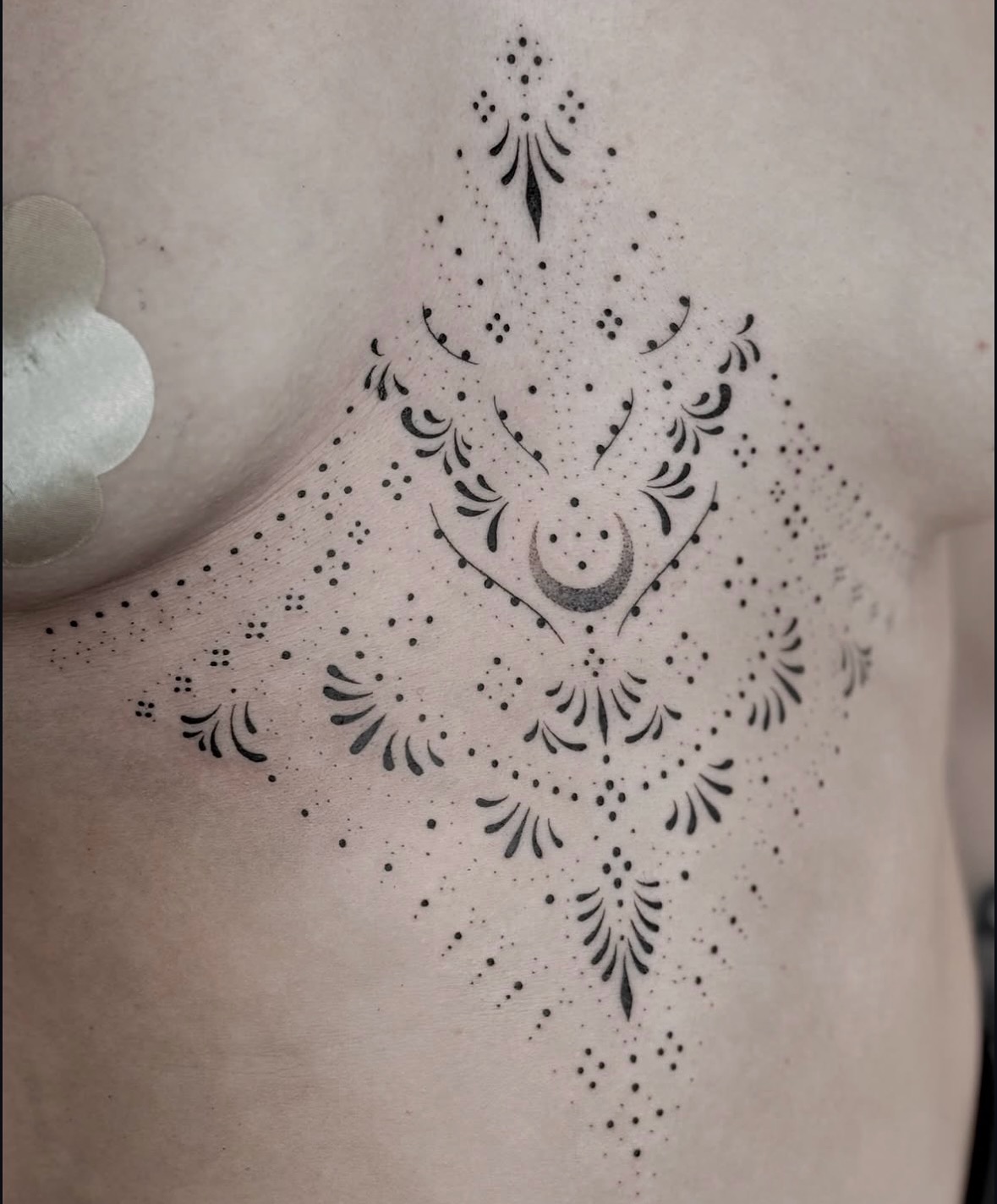 Feine Dots, ruhige Hand, schöner Flow – manchmal sagt ein Tattoo einfach alles ohne ein Wort zu brauchen. Gestochen von der wundervollen @rikah.tattoo Danke an die Kundin für das Vertrauen bei diesem zarten Underboob-Ornament. #dotworktattoo #finelinetattoo #ornamentaltattoo #tattooartistcologne #tattooideas
