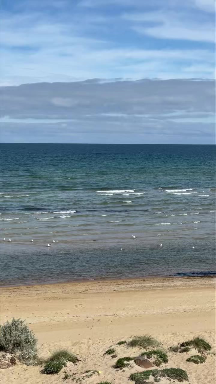 Happy Friday 🥳!
It’s an extra happy one for us because today we’ve officially slid into our home ground right here in Bayside 🏖️ Melbourne. Shooting just four minutes 😱 from our office means we actually walked to work this morning. Bliss 🥰.
We’re spending the day in the Bayside Bubble at Stella Maris in Beaumaris. A perfect way to end the week 👏.