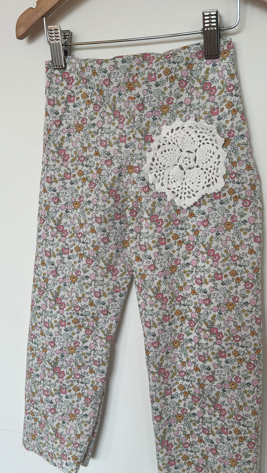 ~handmade by me~
follow along for one of a kind pieces for your bebe’s!
.
.
.
.
.
.
#oneofakind #vintage #handmadewithlove #vintageshop #vintageclothing #kidsfashion #vintagekidsclothesforsale #shopsmall #fyp #sewing #handmadekidsclothes #childrensfashion