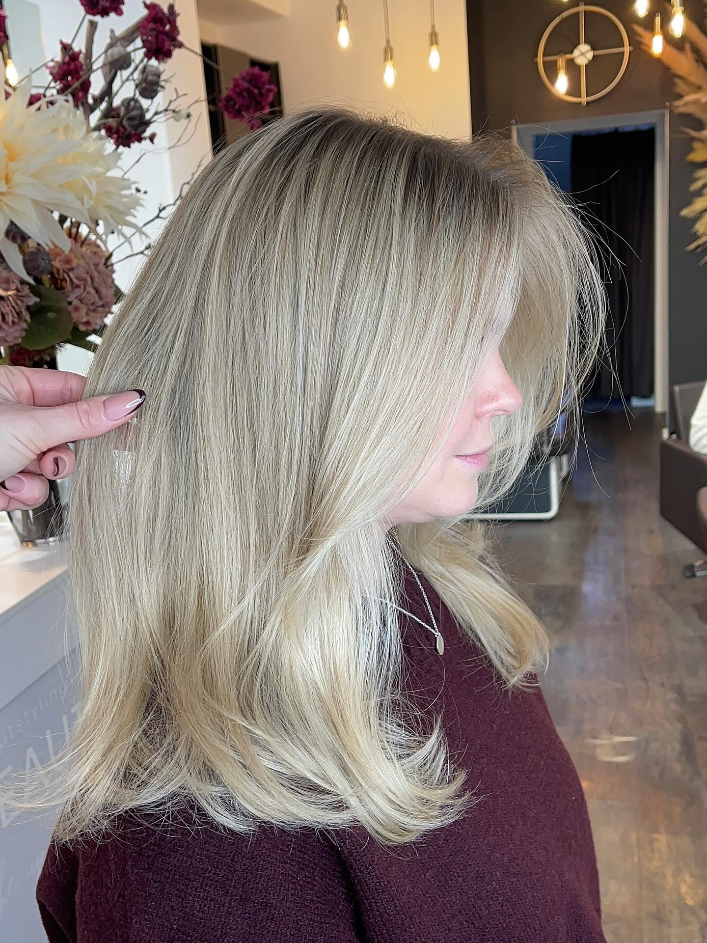 ✨ Was kann ein Gloss?
——
• verleiht intensiven Glanz
• frischt die Haarfarbe auf
• neutralisiert Gelb- oder Rotstiche
• pflegt und macht das Haar super soft
Ein kleiner Service mit großer Wirkung! ✨
Was ein Gloss nicht kann:
• dauerhaft aufhellen
• graue Haare vollständig abdecken
• geschädigtes Haar „reparieren“ – aber es optisch verbessern
Haltbarkeit:
Je nach Haarzustand, Waschverhalten und Pflege 6-8 Wochen ✨
Bereit für extra Glow?
Gönn deinem Haar ein Gloss und erlebe sofort mehr Glanz, frischere Farbe und ein rundum gesundes Finish.
Buche jetzt deinen Gloss-Termin und lass dein Haar wieder strahlen!
——
#hairgloss #glosstreatment #glossing #haarglanz #haarpflege #haircare #freshcolor #colorrefresh #salonhair #hairgoals #glossyhair #shinyhair #healthyhair #friseur #friseurin #hairlove #hairtransformation #beautyroutine #glowup #hairtreatment