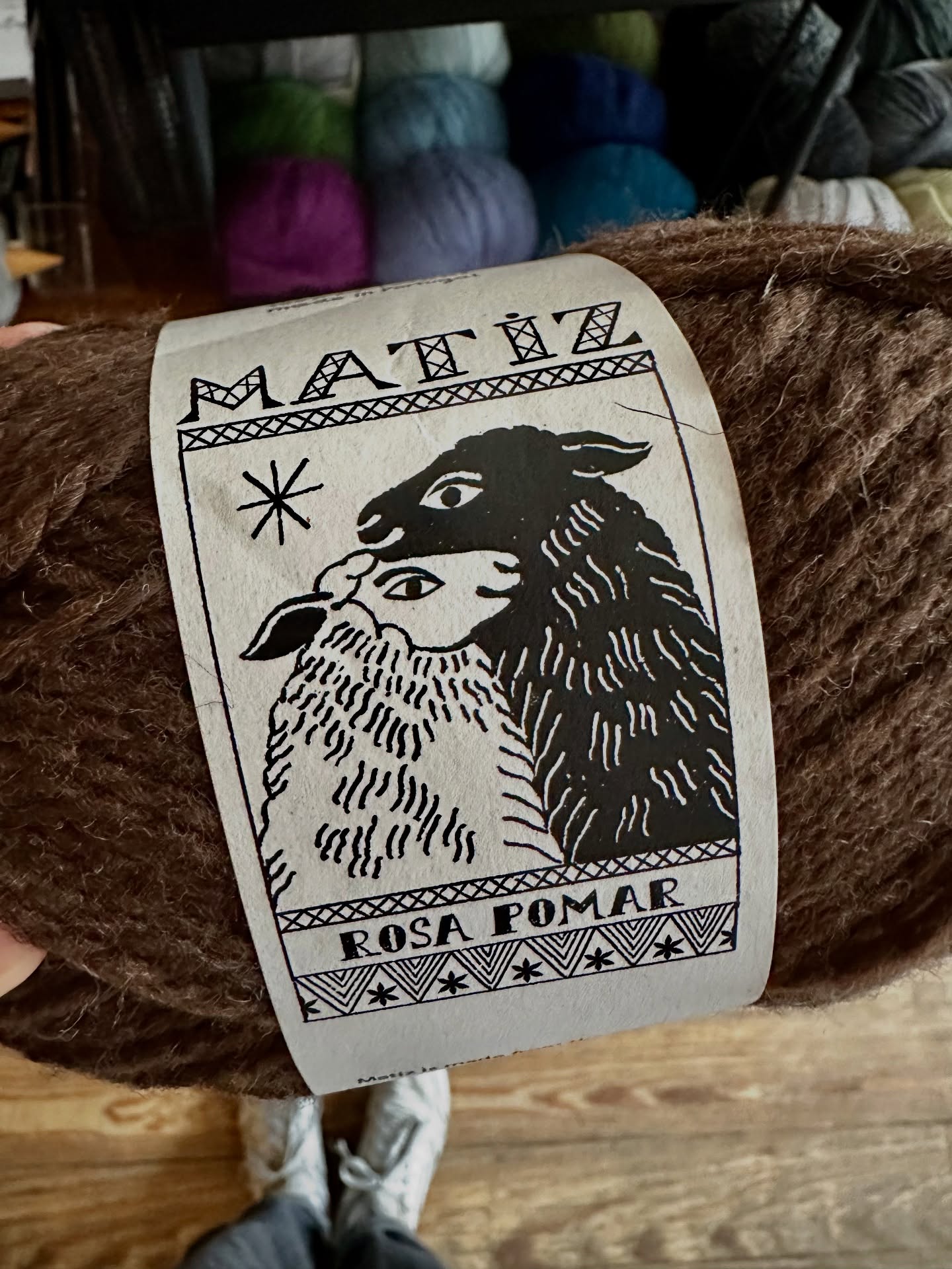 Neu bei uns im Regal: Matiz von @retrosariarosapomar.
Eine Aran-Stärke aus 100 % portugiesischer Wolle, gesponnen aus den einheimischen Rassen Campaniça und Merino Preto. Eine Wolle ideal für warme Pullover, Cardigans und für Strukturmuster.
Und sind es nicht wieder wunderschöne Banderolen?!?
Wir haben euch natürlich wieder vier passende Projektideen zusammengestellt.
Viel Spaß beim Stricken! 🧶
Projektideen:
1. Moon Set Polo von @ozetta
2. Salomão von @retrosariarosapomar
3. Folklore Sweater von @anna.sjosvard
4. Ingrid Cardigan von @gregoriafibers