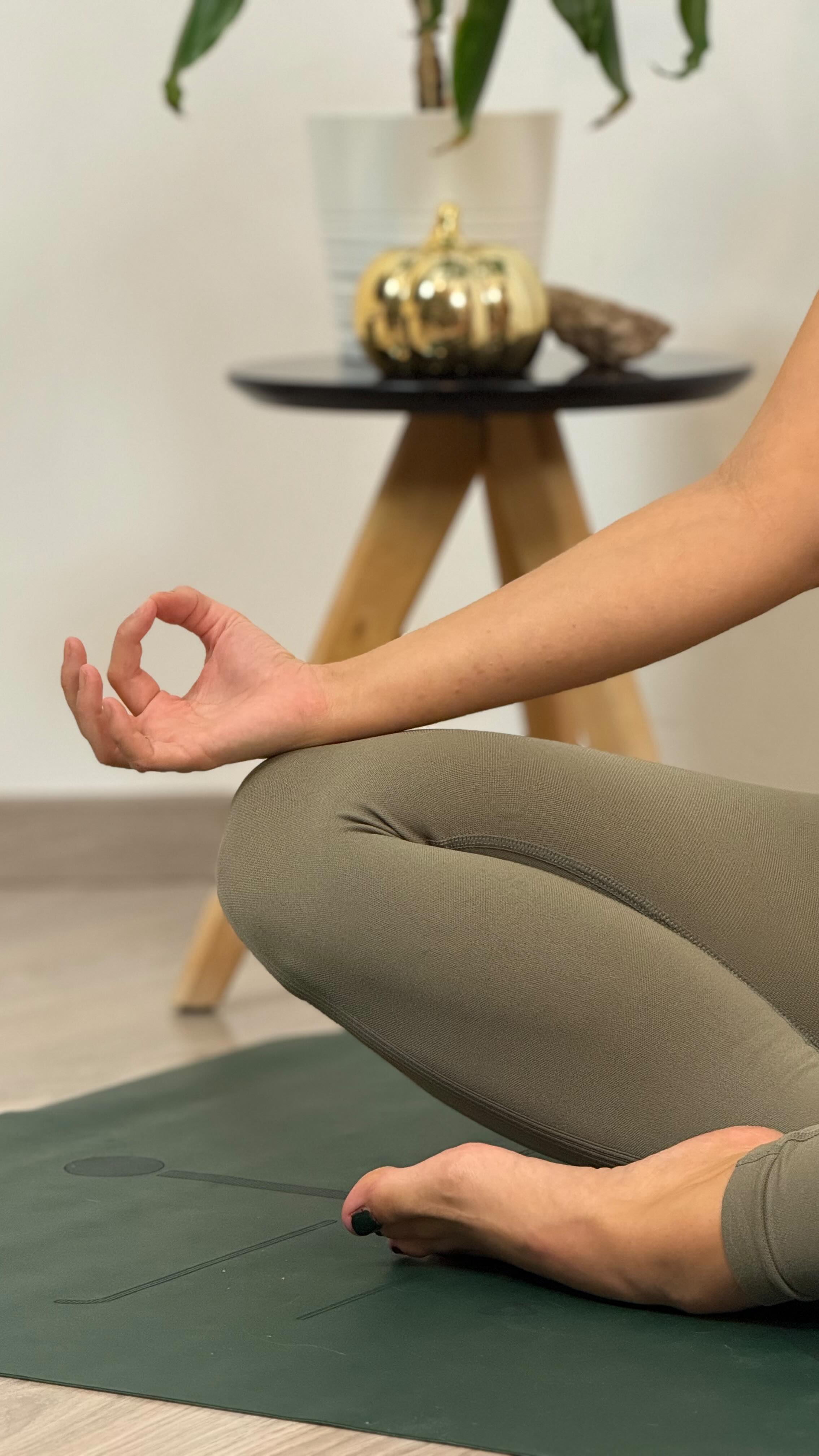 ✨ Lassítsd az öregedést napi 2 percben! ✨
Ha csak pár perced van, már akkor is tehetsz valami jót a testedért és az energiaszintedért. 💚
Ez a rövid gyakorlat a bevezető, de a Yoga&Wellness Clubban rengeteg hasonló, rövid, mégis hatékony gyakorlat vár rád – mindössze napi 5 perctől kezdve! ⏱️
Csatlakozz, és teremts rendszerességet könnyedén, a saját tempódban, jógával, mobilizációs gyakorlatokkal, stresszkezelő videókkal.