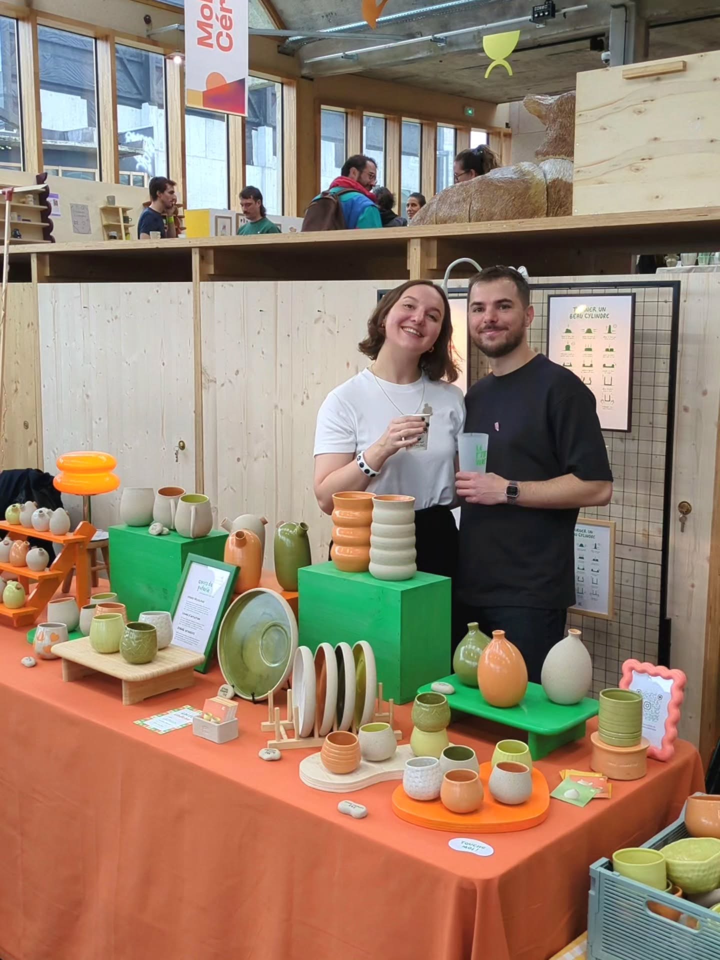 C'est dur de trouver les mots tant le festival @terre.et.briques a été intense et fort en émotions 🫶 Il a fallu quelques jours pour redescendre et m'en remettre !
Ces 48h au @bazaar_stso ont été une bouffée d'euphorie en non-stop, malgré la fatigue accumulée. 2 jours qui cachent 8 mois de boulot et de projets en tout genre, à côté de nos jobs indépendants. Et pourtant, j'avais pas vraiment saisi l'ampleur que l'événement allait avoir réellement 🥹
3600 personnes de tout âge sont venues nous rendre visite, dans un flux continu 🤯 On a reçu un tel shoot d'amour auprès des visiteurs et des exposants, vécu des retrouvailles et des rencontres hyper chouettes 🧡 C'est beau de trouver autant de solidarité entre céramistes, quand on est amenés à travailler chacun de son côté au quotidien. Beaucoup nous ont partagé le fait de s'être sentis à leur place ce week-end, et je crois que moi aussi.
Big up aux best acolytes Terre & Briques @sarah.dbcat @camille_mazzella_ @mobi.katz, à tous les bénévoles qui ont rendu cette édition possible, aux animatrices d'ateliers, à tous nos partenaires, aux généreux donateurs, à mon amoureux et à tous mes copains géniaux 🥰
Je suis fière et chanceuse d'avoir fait partie d'une telle team à nouveau, en faisant de mon mieux pour honorer mon rôle de présidente d'asso.
Même si c'est pas toujours facile de vivre de son art, on réalise que la céramique artisanale a encore de beaux jours devant elle, avec tous ces talents et ce savoir-faire dans la région ❤️🔥
Mille mercis encore, et à bientôt pour une édition 3 !