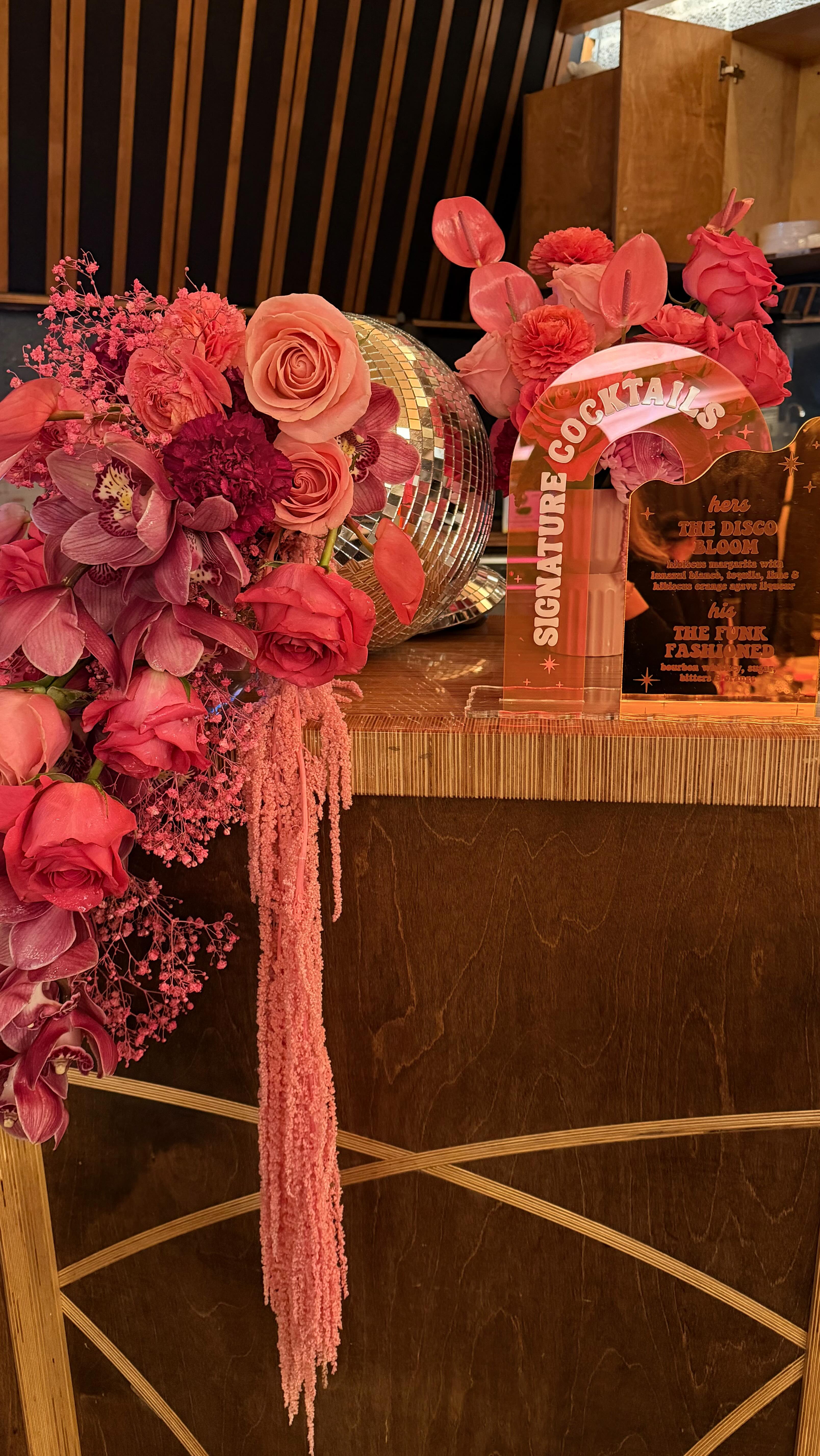 I had the absolute honor of creating these beautiful florals for @taaayollaphoto’s wedding at @spiritpgh
These florals gave me LIFE 🪩🥂💗🖤
#pittsburghflorist #pghflorist #floraandrootstudio #washingtonpaflorist #mcmurrayflorist #pghwedding #pittsburghwedding