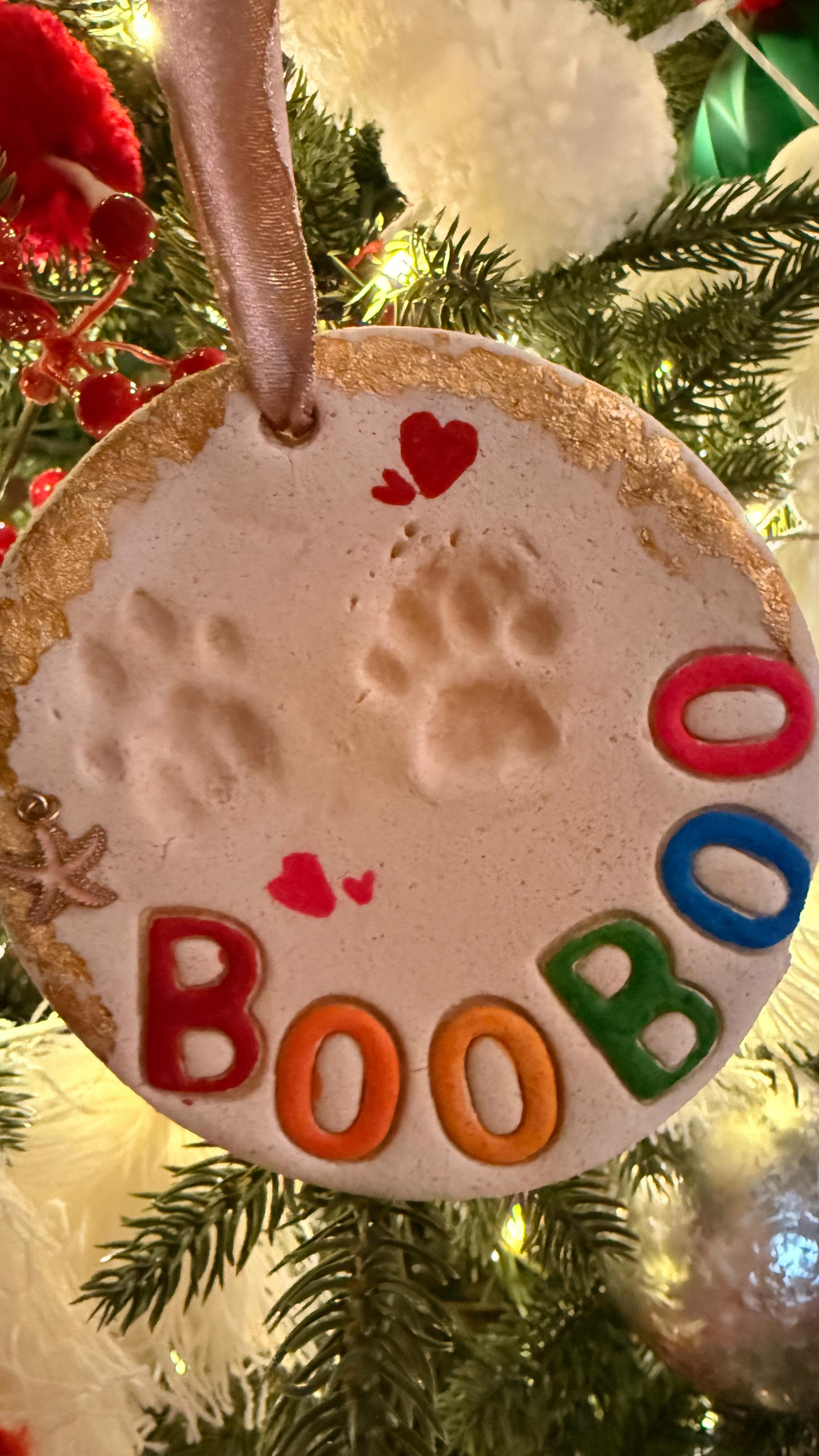 ✨ DIY Salt Dough Christmas Ornaments ✨
Need a simple, screen-free holiday activity to do with your kids? Salt dough ornaments are easy, inexpensive, and last for years.🎄❤️
This year we made a special ornament for our 17 year old cat (Boo Boo), who just crossed the rainbow bridge 🌈 🐾
Salt Dough Recipe:
• 2 cups flour
• 1 cup salt
• 1 cup warm water
How to Make Them:
1. Mix flour + salt in a bowl.
2. Slowly add warm water and stir until a dough forms.
3. Knead on a floured surface for 5–7 minutes until smooth.
4. Roll out to about ¼ inch thick.
5. Use cookie cutters to make shapes (don’t forget to poke a hole for the ribbon!).
6. Bake at 200°F (93°C) for 2–3 hours until fully dry or air-dry overnight.
7. Once cool, paint, glitter, seal, and hang!
#saltdough #saltdoughornaments #diychristmas #christmascrafts #kidscrafts #petmemorial #handmadechristmas