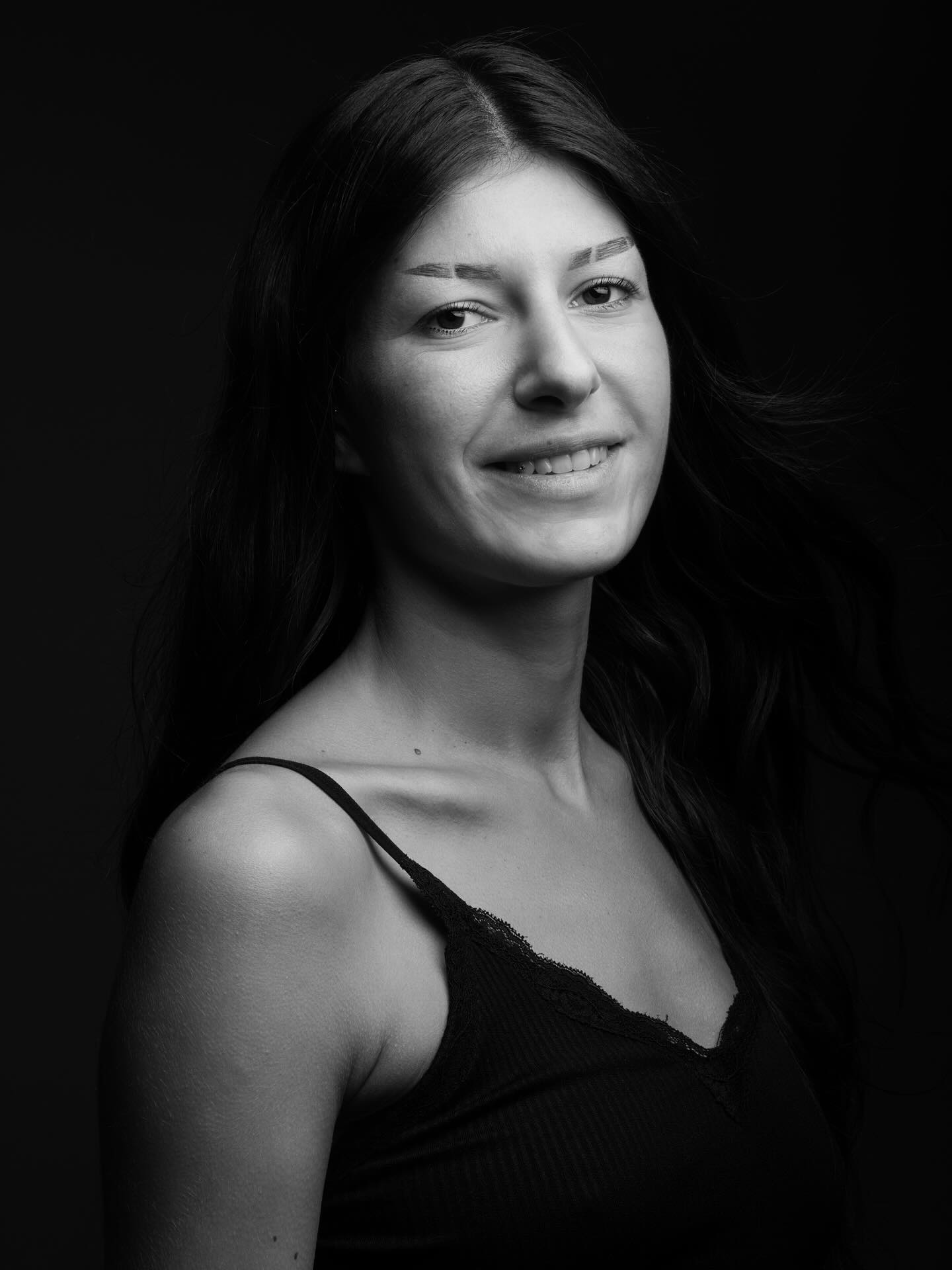 Nina, notre maquilleuse douce, précise et toujours souriante — un vrai rayon de soleil entre Aix et Marseille.
Elle a cette capacité rare de mettre les gens à l’aise en quelques secondes, de capter une vibe et de la sublimer sans jamais en faire trop.
Chaque matin, elle arrive avec la même énergie : calme, bienveillance, et ce petit supplément d’âme qui transforme une séance en vraie parenthèse.
On est fiers d’avoir @nina.madurell à nos côtés et de voir l’impact positif qu’elle a sur nos clients comme sur l’équipe.
#StudioClotis #MakeupArtist #Portrait #Aix #Marseille #BehindTheBeauty #dreamteam