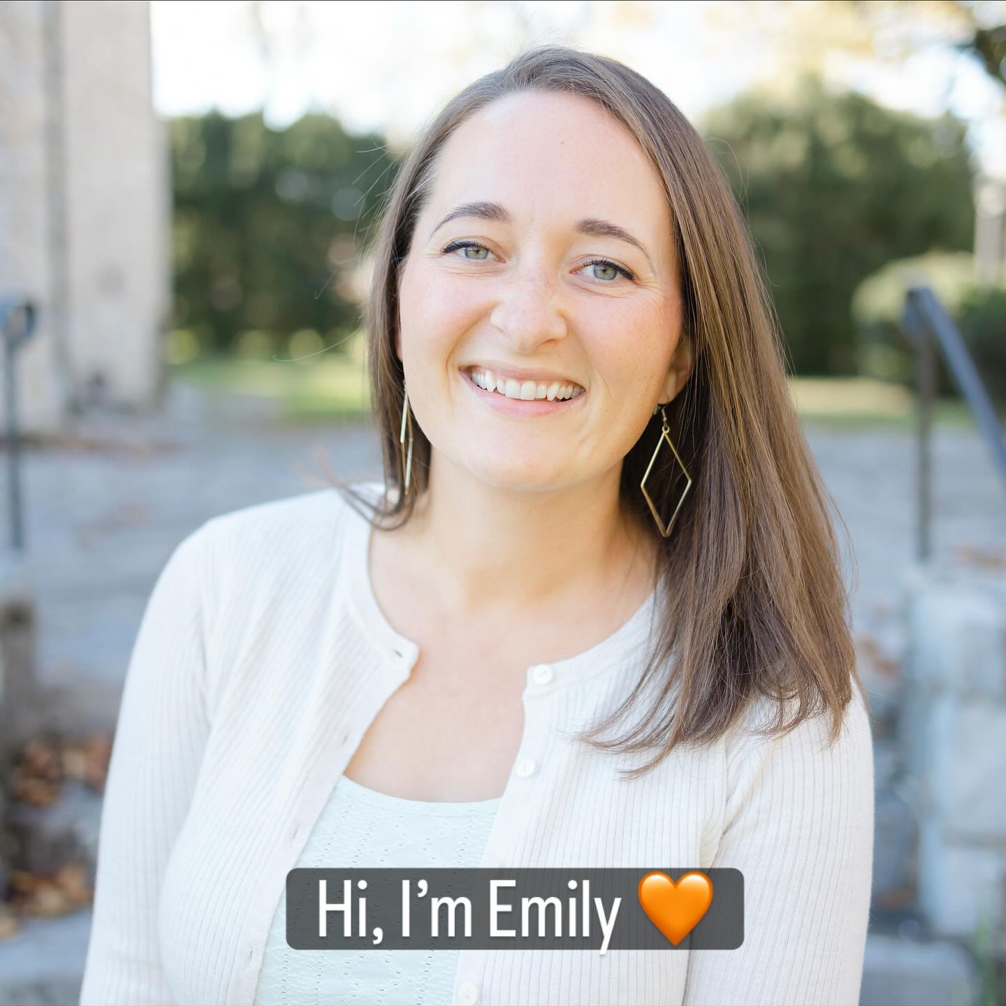 Good news! I’ve officially graduated with my master’s degree! 🙌🏻
I am a photographer, a florist, and now—a mental health therapist! 🥳
It’s been a long 3.5 years to get here, and there’s still a journey ahead (3,400 hours 😳) in my residency before I’m fully licensed. But I’m SO happy to be done with school, and I truly appreciate all the support so many of you have given me over these past few years 🫶🏻
And don’t worry—I’m not going anywhere. I’ll always keep my business. I love being part of weddings and meeting all the incredible people who make them so special. Photography and flowers will always be part of who I am.
🧡 Emily
Photo credit: @shelbyfanningphoto