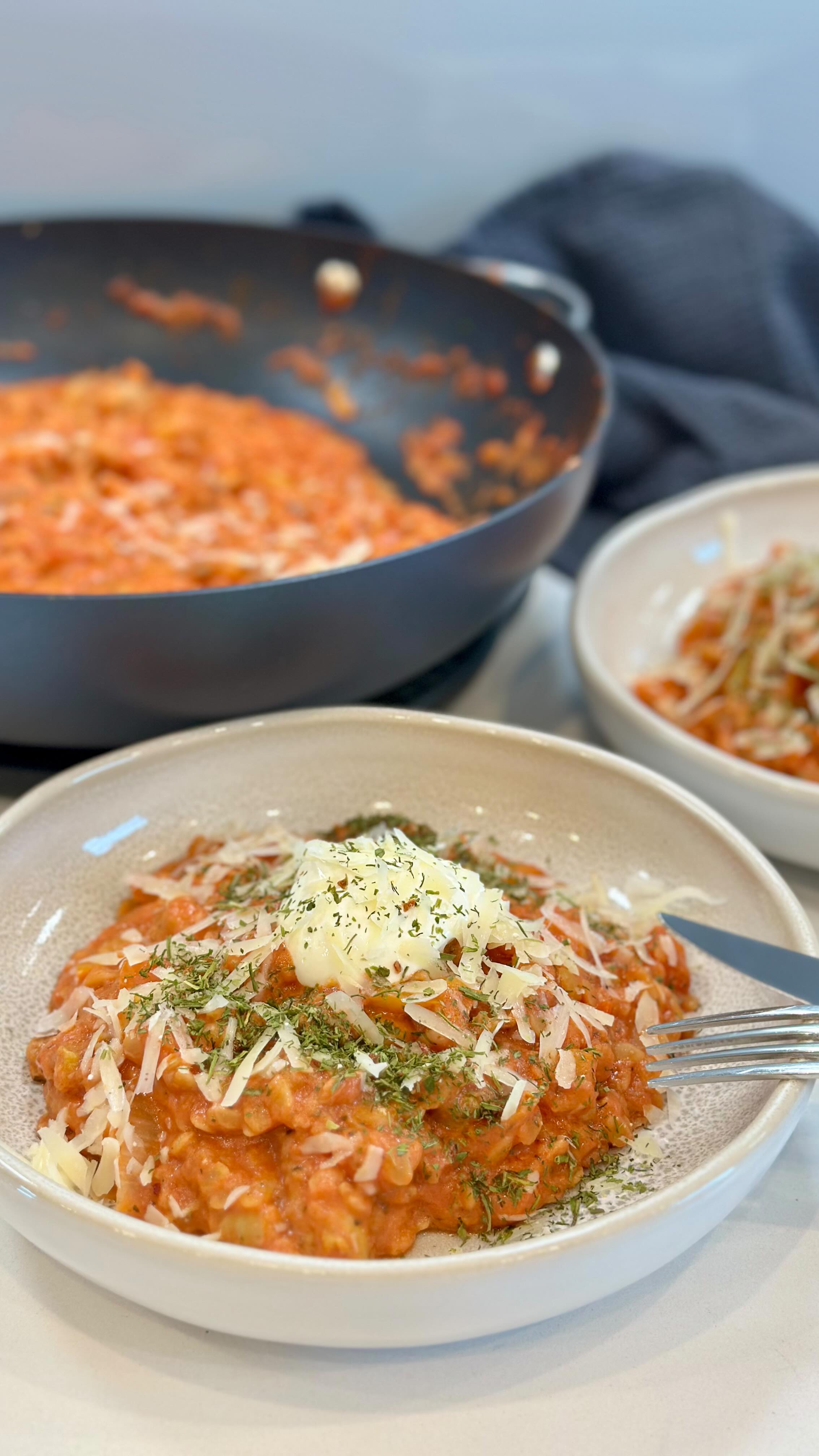 Heute habe ich mal wieder entspanntes Pfannenkochen gemacht. Alles was mein Kühlschrank hergab und was verarbeitete werden musste kam in mein Pfannengericht rein. Ich habe 30 Minuten entspannt gekocht und nebenbei noch gleich das Geschirr abgespült.
Ihr könnt mir ca. 3 Minuten zusehen, wie ich in meiner Küche arbeite. Schaut euch die geniale Pfanne an die derzeit im Black Week reduziert ist. Das ist eine meiner Lieblingspfannen aus der Brilliance Serie.
Viel Freude beim anschauen ♥️
Eure Martina Ziehl 😘
#pamperedchef #brilliancepfannen #pfannengericht #kochenmachtglücklich