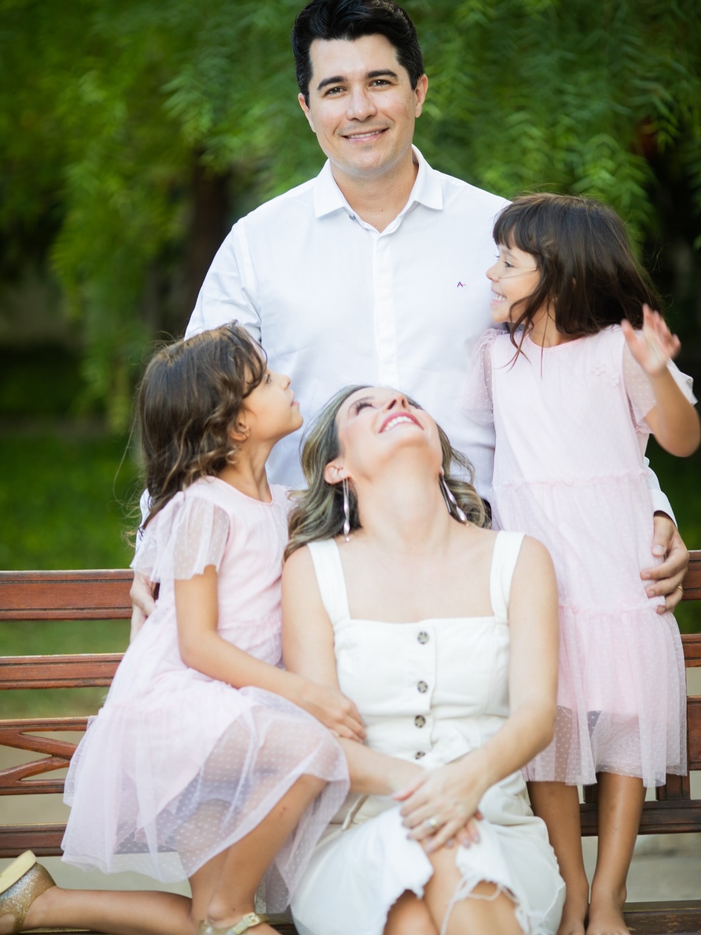 Feliz Aniversário Felipe! ✨
Hoje celebramos você – o homem que ilumina e alegra nossas vidas com sua presença. Um marido admirável, um pai brincalhão e um ser humano de energia única. Cada dia ao seu lado é um privilégio, e a felicidade que você transmite à nossa família é algo que só posso agradecer.
Ver a forma como você brinca com nossas filhas, com tanta empolgação e alegria, me enche de uma gratidão profunda. Você é a força que sustenta nosso lar!!
Que este novo ciclo seja repleto de realizações, alegrias sinceras e momentos que aquecem o coração, assim como os que já compartilhamos.
Que o seu dia seja tão único e especial quanto você. Beijos das suas meninas 🥰