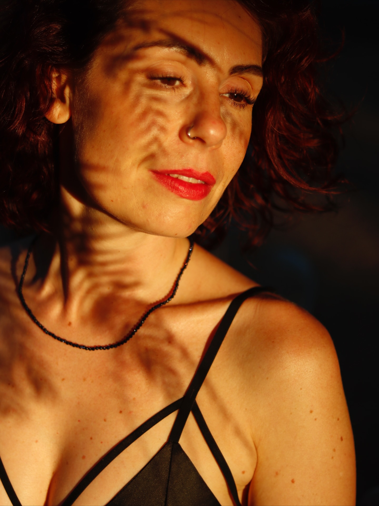 Me encanta cuando las sombras de los elementos de la naturaleza se posan sobre la piel de un cuerpo, figuras oscuras, marcas fugaces creadas por la luz 🌿Sombras de hojas en el rostro bello de @miriam_riga.
#sesiondefotos #fotosenlanaturaleza #sombrasenelrostro