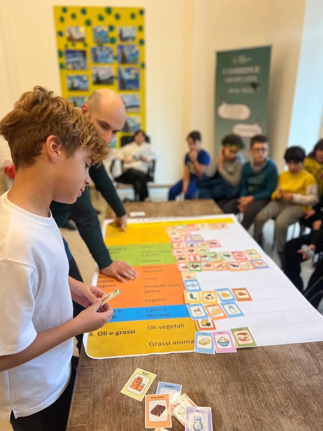 Giochi, educazione e sana alimentazione! 🥦🎲
Nella cornice speciale della Settimana della Cucina Italiana nel Mondo, i più piccoli della nostra scuola hanno partecipato a attività ludiche dedicate alla scoperta degli alimenti e delle corrette abitudini alimentari.
Attraverso giochi interattivi, i bambini hanno imparato ad associare gli alimenti alle varie categorie nutrizionali e a capire perché è così importante mangiare in modo sano, equilibrato e consapevole. Un’esperienza educativa che unisce divertimento e conoscenza! 🌈🍎
Ringraziamo sempre al Prof. Alessandro Leone e l’Ambasciata Italiana a Bucarest.