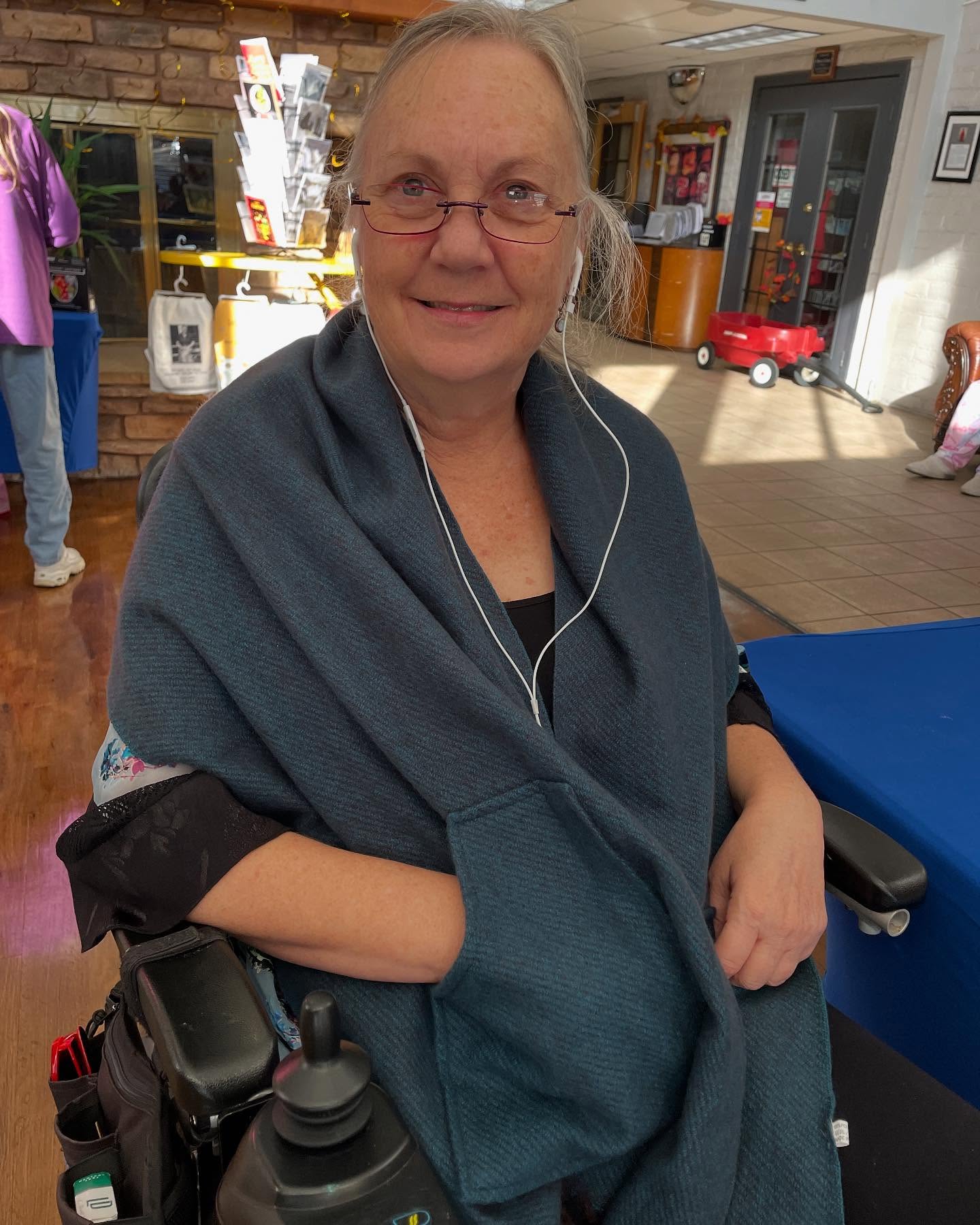 The question is, why haven’t scarves always had pockets? We are having a blast with the residents at today’s shop. 🤩