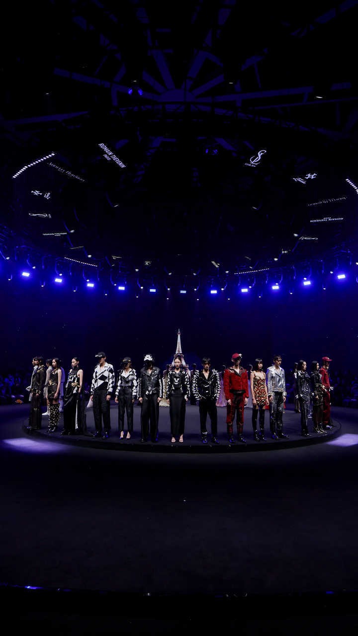 What an amazing experience in Keqiao, Shaoxing in China 🇨🇳✨❤️ #keqiaofashionweek
.
Thank you so much @agence_aube, Lin @lin_phot , Sonia and Ke for the invitation, and the factories which sponsored me thank you for everything but also for your kindness, excellence and professionalism 🤩 it was an honor to create a new collection with all the amazing fabrics from Chinese factories.
.
Thank you to my team for help me create this collection
.
I created a collection in one month with a new thematic : The illusion palace
Inspired by abandoned amusement parks and the world of the Hall of Mirrors, the Palais des Illusions collection explores the boundary between dream and distortion.
Silhouettes unfold like a gallery of fractured reflections: black-and-white checkerboards, baroque moldings, golden lines, cracked mirrors, and 3D textures intertwine in a play of shadow and light.
The garments shows the decadence of a ball frozen in time — between opulence and disarray.
Rigid corsets, sculptural jackets with horns, body-shaping jumpsuits, and metallic accessories give the illusion of a world where reality bends and transforms.
A duality runs through the collection — angel and demon, desire and purity, masquerade and truth.
Each piece acts as a distorting mirror, revealing the uncanny beauty of the illusions we choose to inhabit.
.
#fashion #china #keqiao #romainthevenin #fabulous #trip #designer #excellence