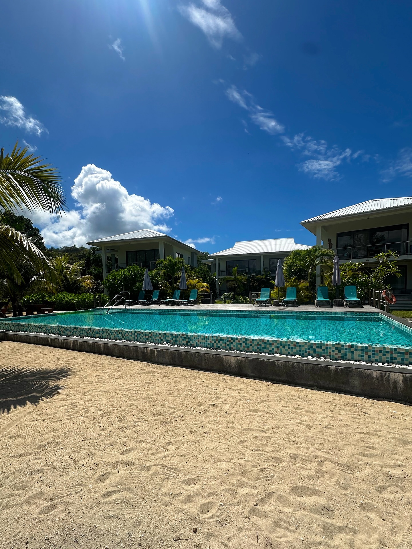 This is your next stay in Seychelles π
Choose from 8 one-bedroom villas or 2 two-bedroom villas, surrounded by nature, the ocean breeze, and pure island vibesπ΄π