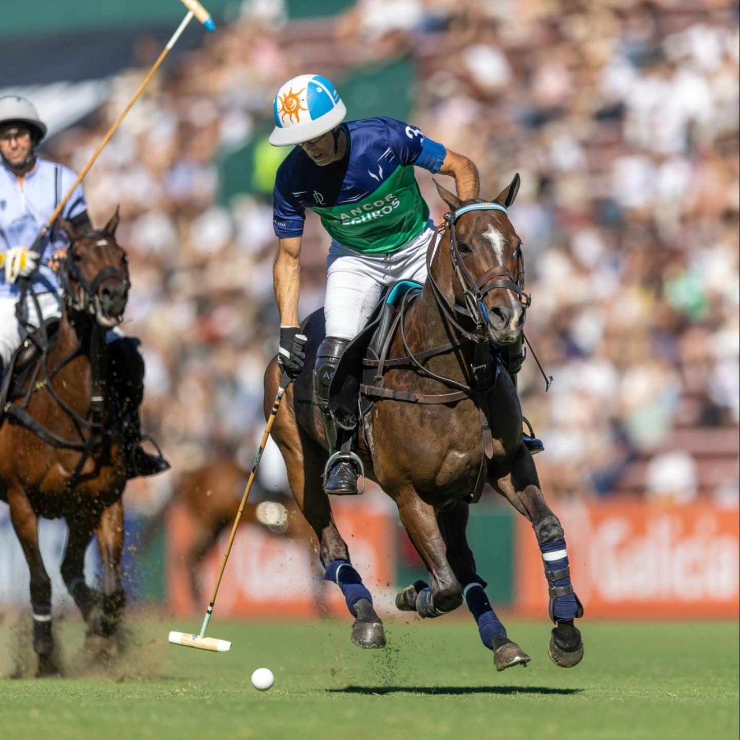 Se cerró el sábado la fecha 5 (tercera de la Zona A) del Abierto de Palermo y en el encuentro, el único postulante a la Triple Corona de la AAP, La Natividad La Dolfina, consiguió su novena victoria consecutiva en la temporada luego de superar por 18 a 6 a Los Machitos El Refugio. Con el triunfo, además igualo a UAE Polo como líder del grupo.
#siemprepolo
#somospolo
#veniaverpolo
#vivielpolo
#sentielpolo
#revistapololive
#triplecorona2025
📸 @paddyramirezph